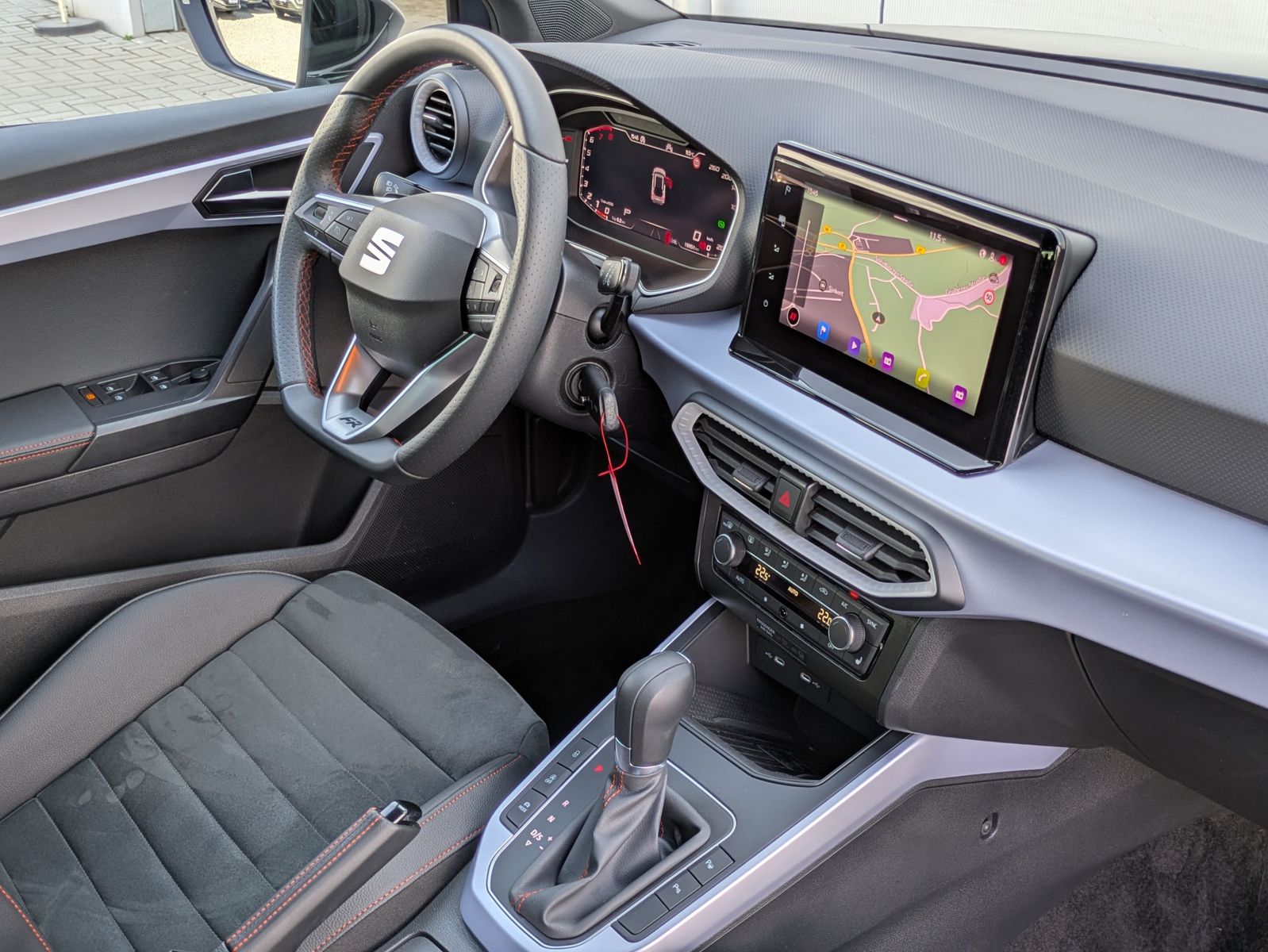 Fahrzeugabbildung SEAT Arona 1.0 TSI FR DSG AHK*ACC*LED*APP*DAB*KAMERA