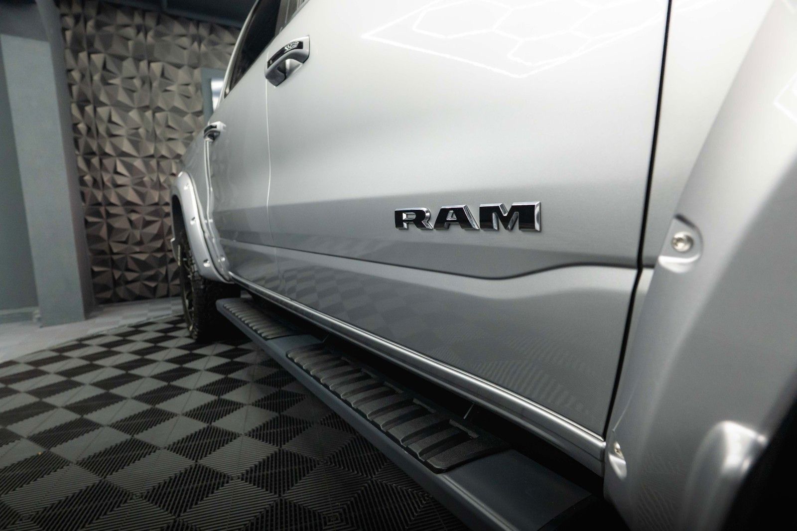 Fahrzeugabbildung Dodge RAM 5.7 V8 HEMI 4x4 LARAMIE LPG Offroad Bodylift