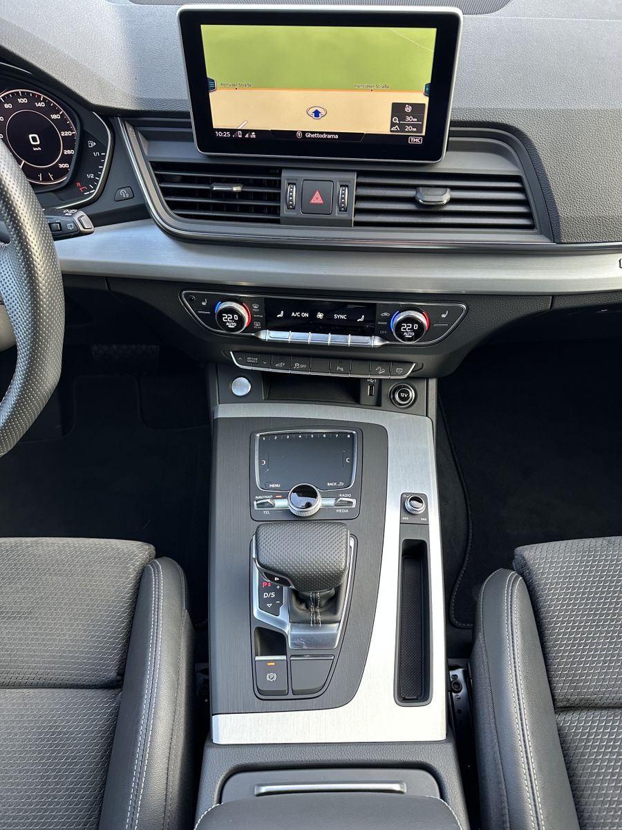 Fahrzeugabbildung Audi Q5 50 TFSI e Qu S-Line Black NAV+LED+20ZO+HEADUP