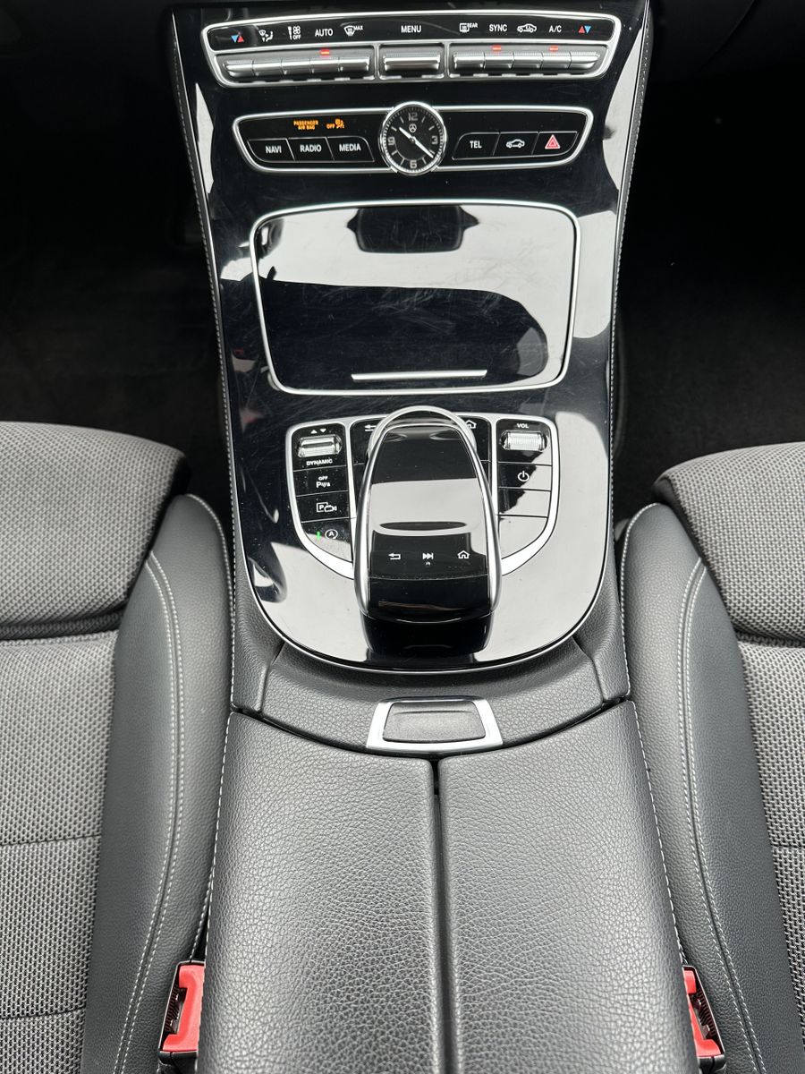Fahrzeugabbildung Mercedes-Benz E 220d Limousine Avantgarde NAV+LED+AHK+CARPLAY