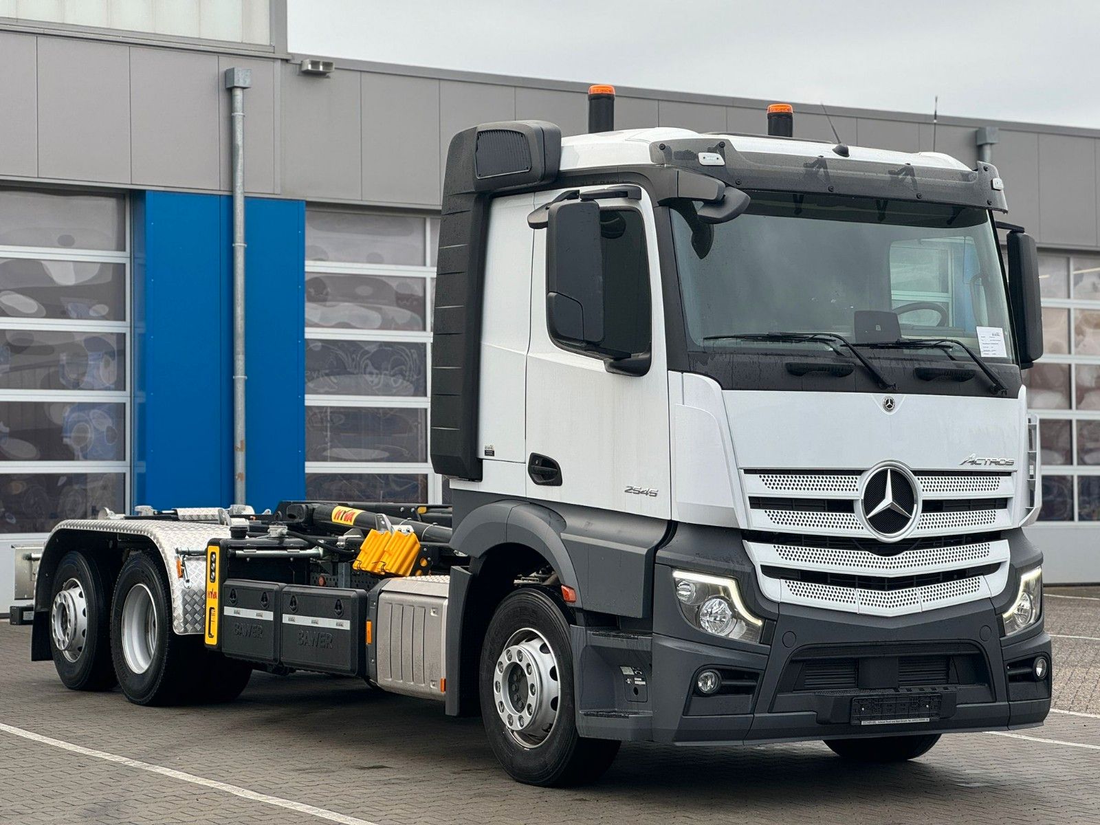 Fahrzeugabbildung Mercedes-Benz Actros 2545 6x2-4 Abrollkipper HYVA  Lift/Lenk