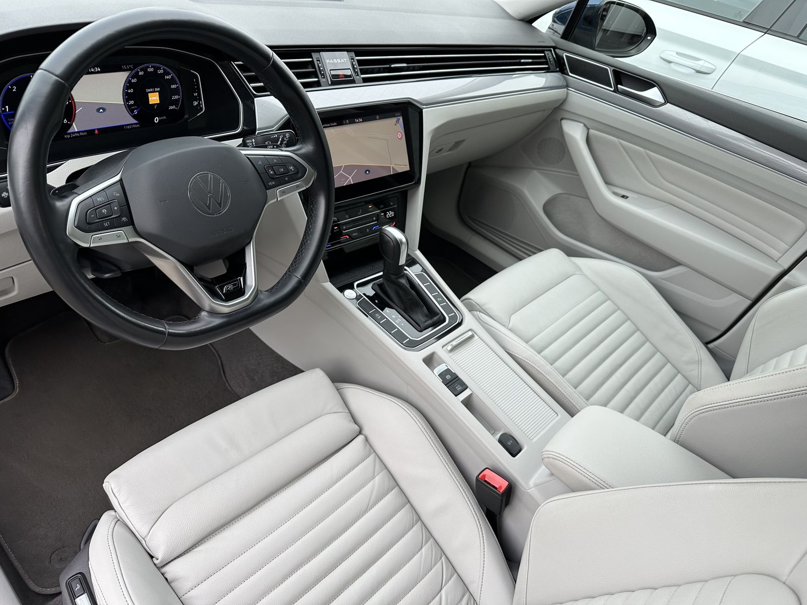 Fahrzeugabbildung Volkswagen Passat Variant 2.0 TDI DSG R-Line NAV+LED+AHK+VC