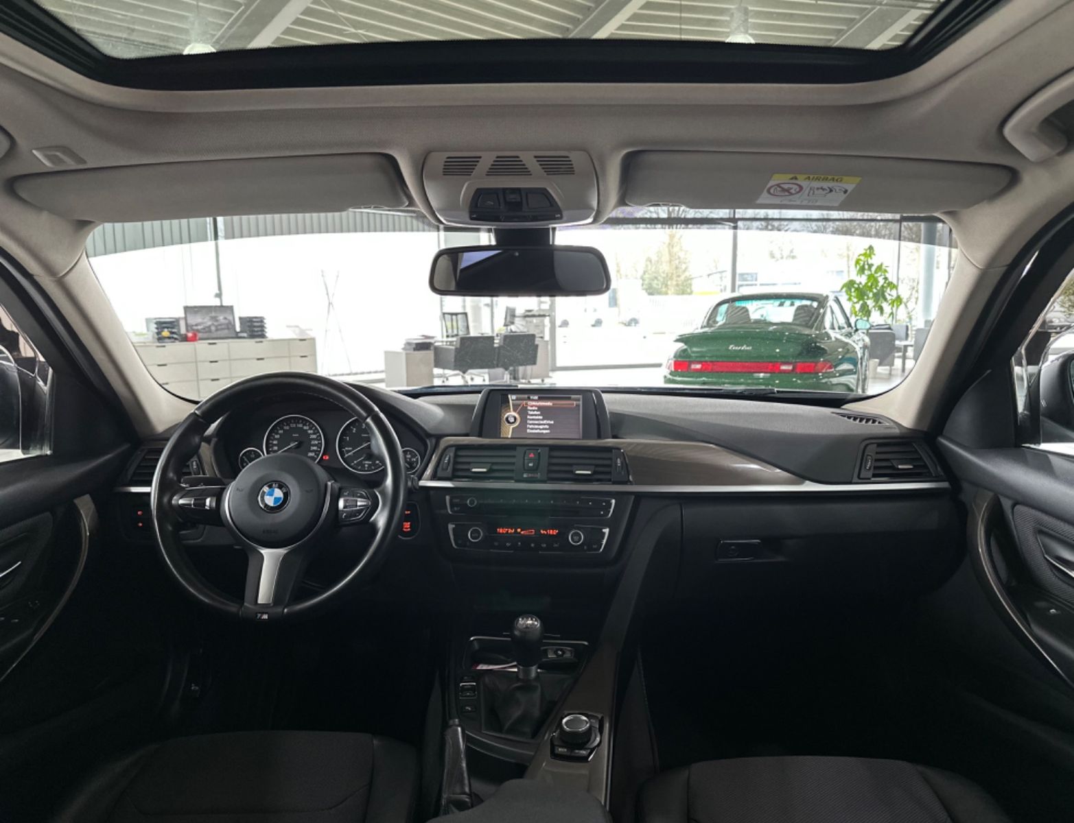 Fahrzeugabbildung BMW 320i Modern Line Glasdach PDC Klimaautomatik