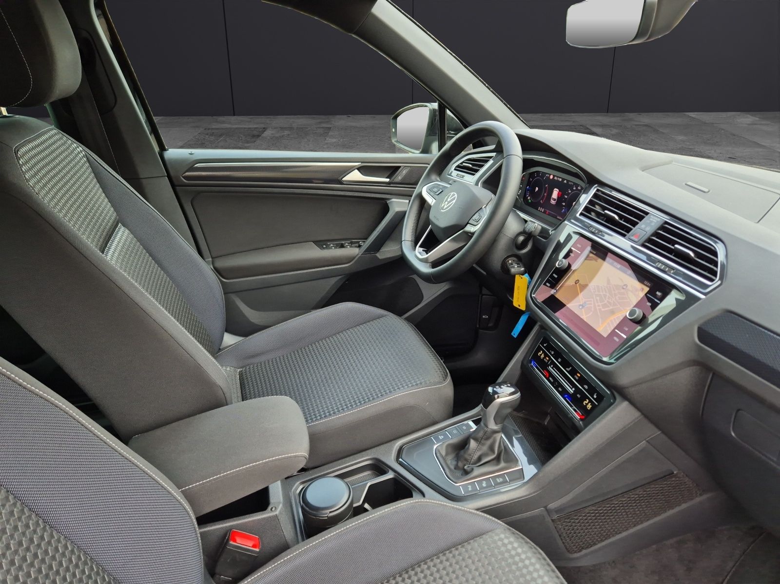 Fahrzeugabbildung Volkswagen Tiguan TSI United DSG LED Navi AID ACC Park-Assi