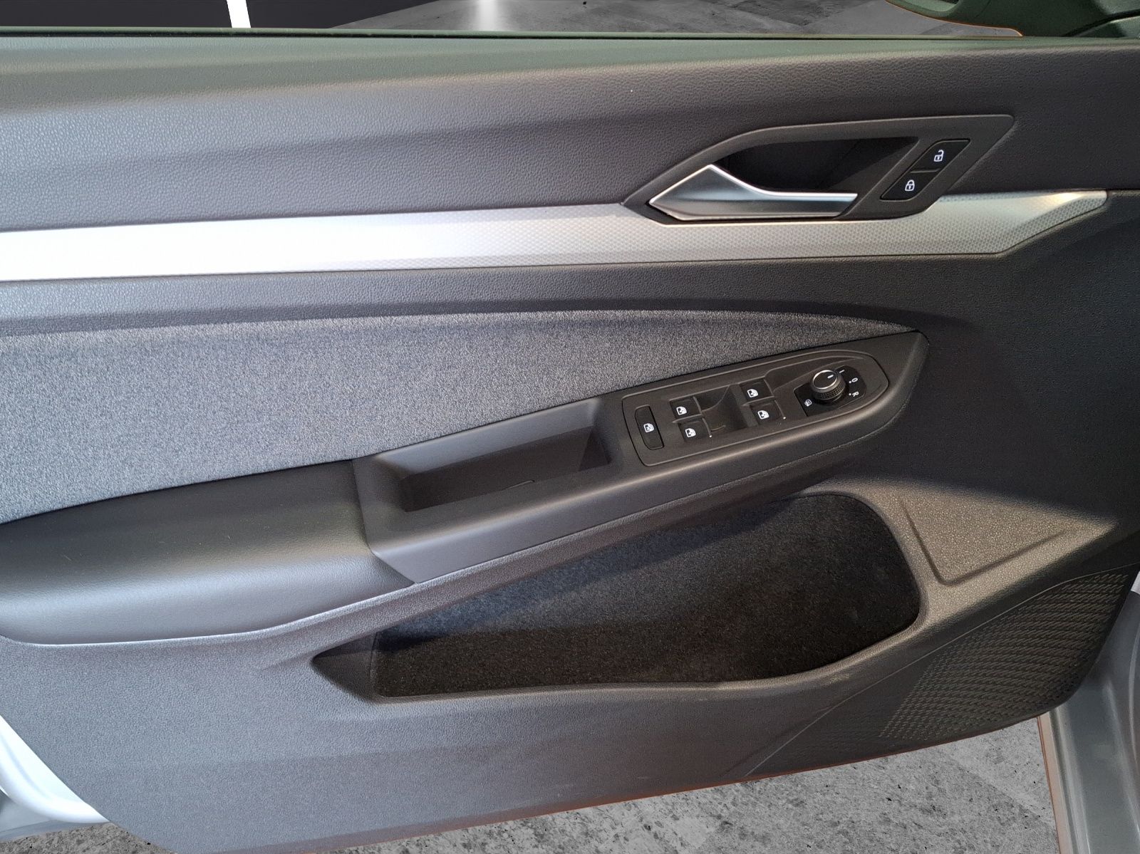 Fahrzeugabbildung Volkswagen Golf VIII Variant TSI Move Standhzg. LED AHK Car