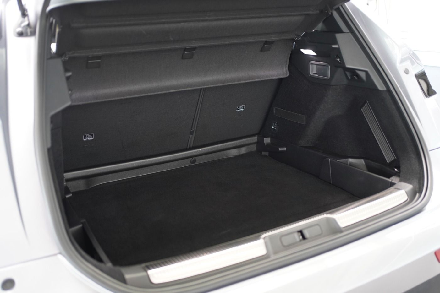 Fahrzeugabbildung DS Automobiles DS7 Crossback E-Tense 4x4 300 Ligne Noire