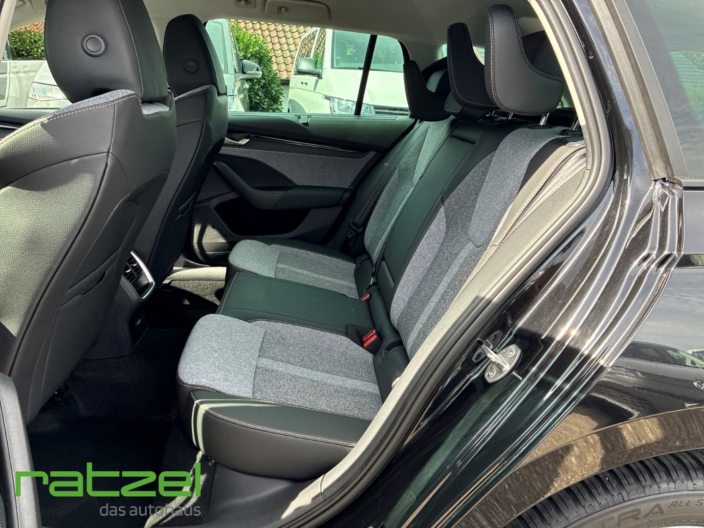 Fahrzeugabbildung SKODA Octavia Combi Selection 2.0 TDI HUD Navi ACC 360