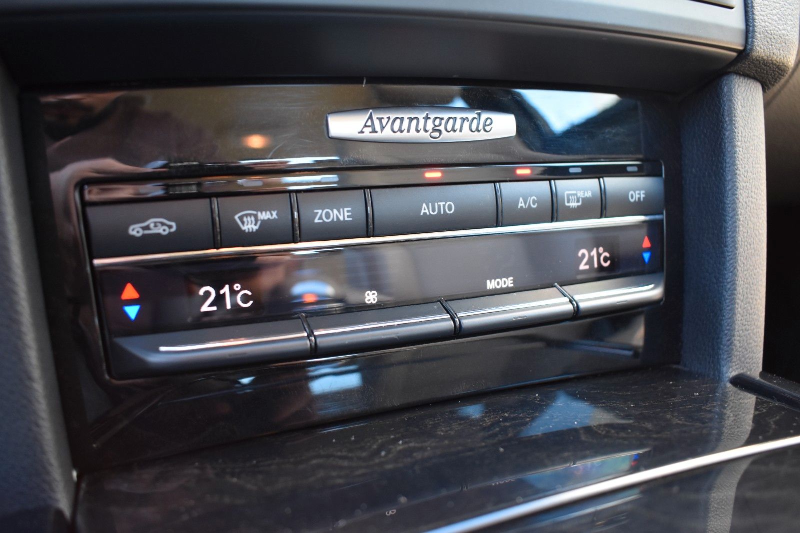 Fahrzeugabbildung Mercedes-Benz E 350 CGI Limousine STH/AHK/MEMORY/KEYLESS