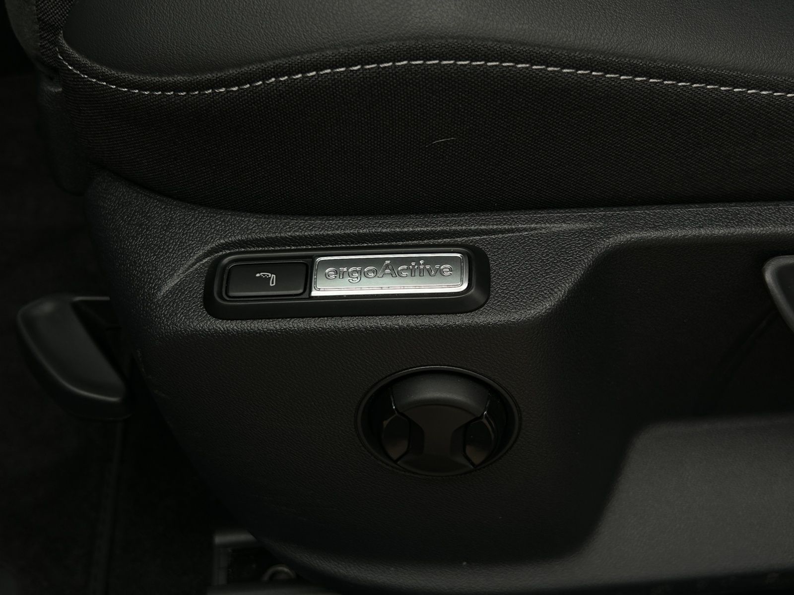 Fahrzeugabbildung Volkswagen T-Roc TSI Style DSG LEDplus CarPlay AID ACC RFK