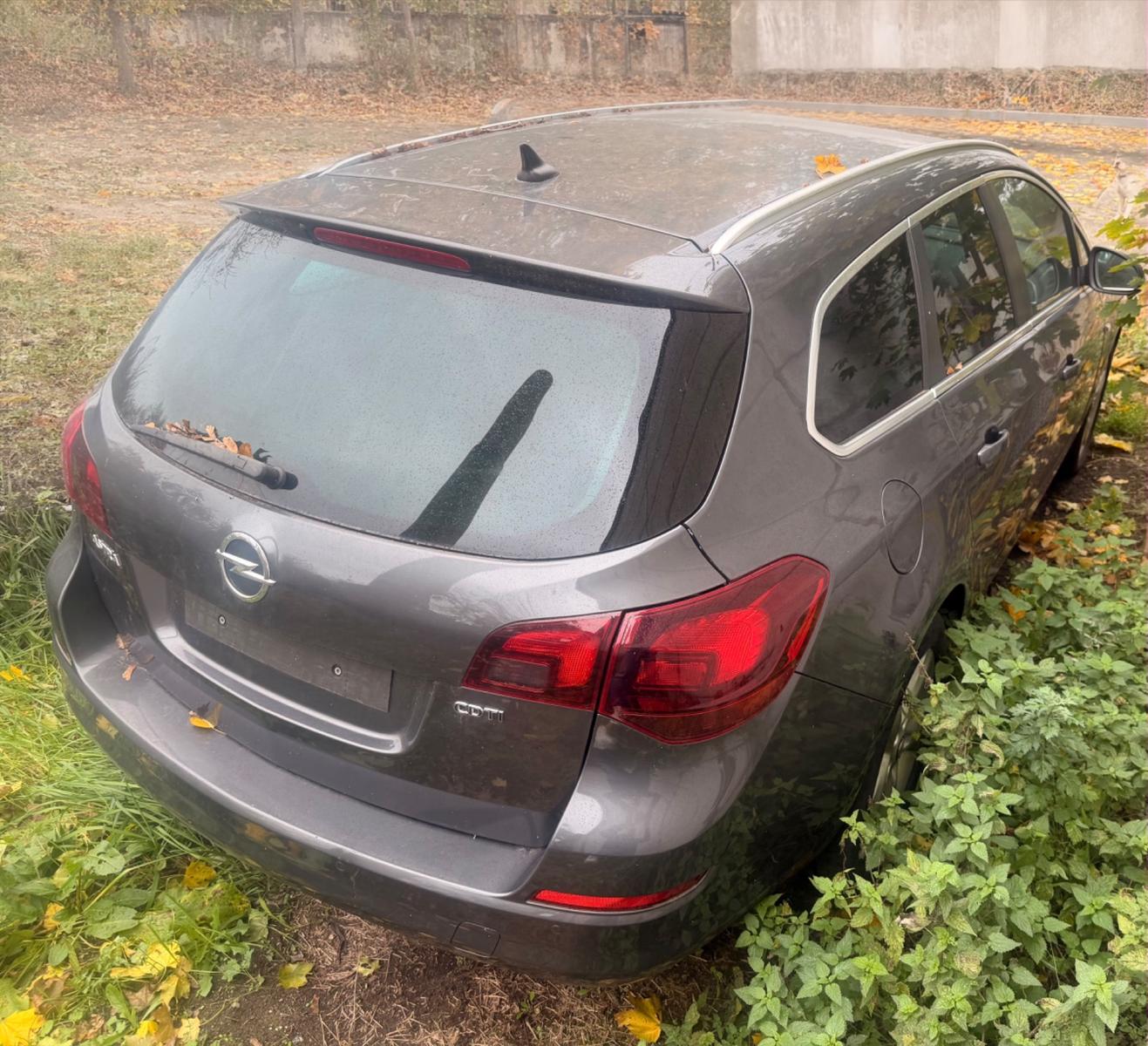 Opel Astra 2011 — салон