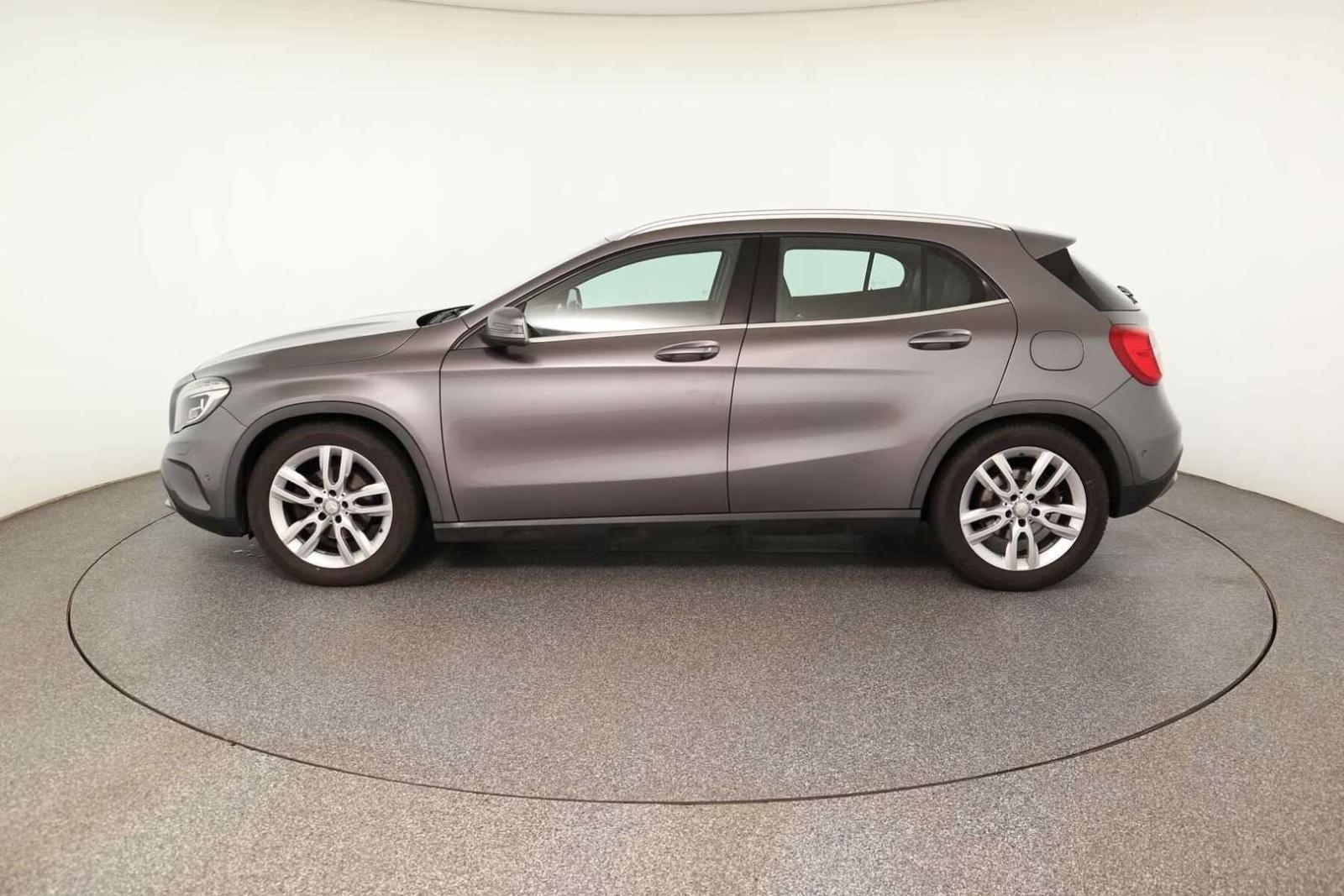 Mercedes-Benz GLA200 7G*AUTOM.*PANO*KAMERA*NAVI*H.KARDON*2.HA