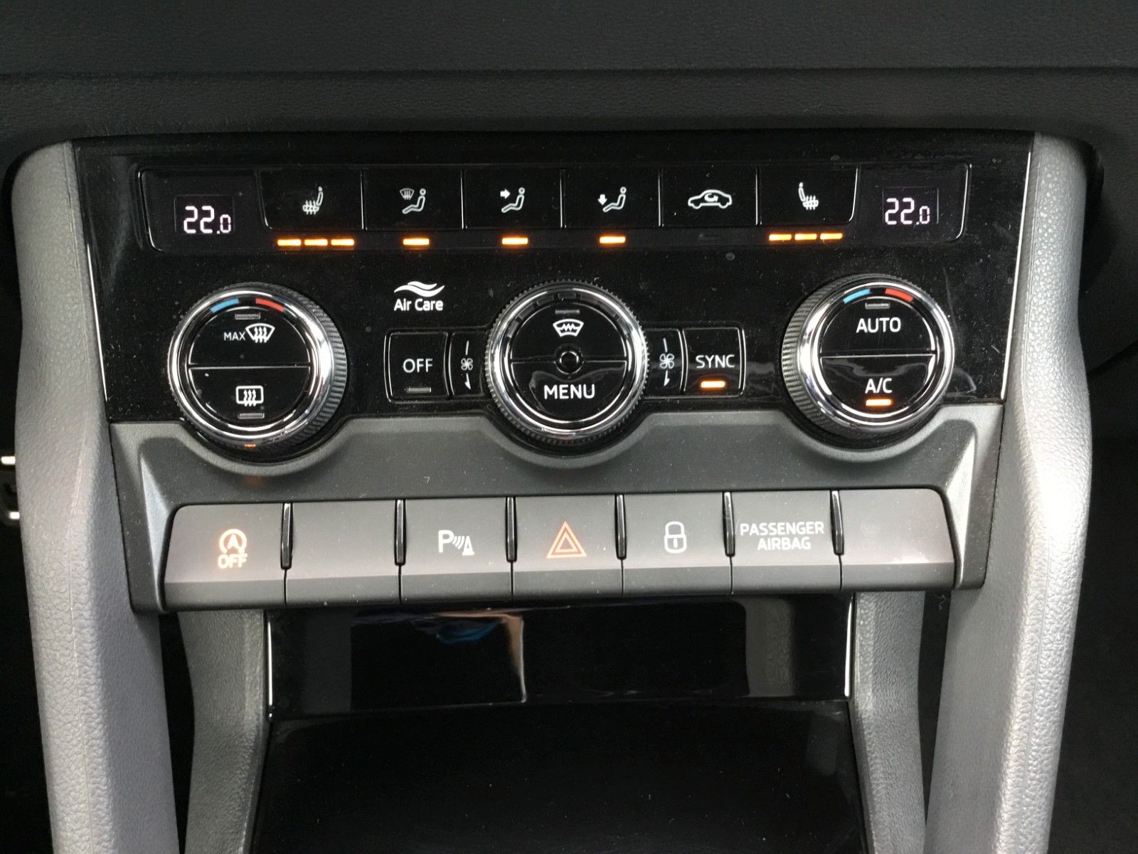 Fahrzeugabbildung SKODA Karoq 2.0l TDI DSG 4x4 SPORTLINE+AHK+18"+Kamera