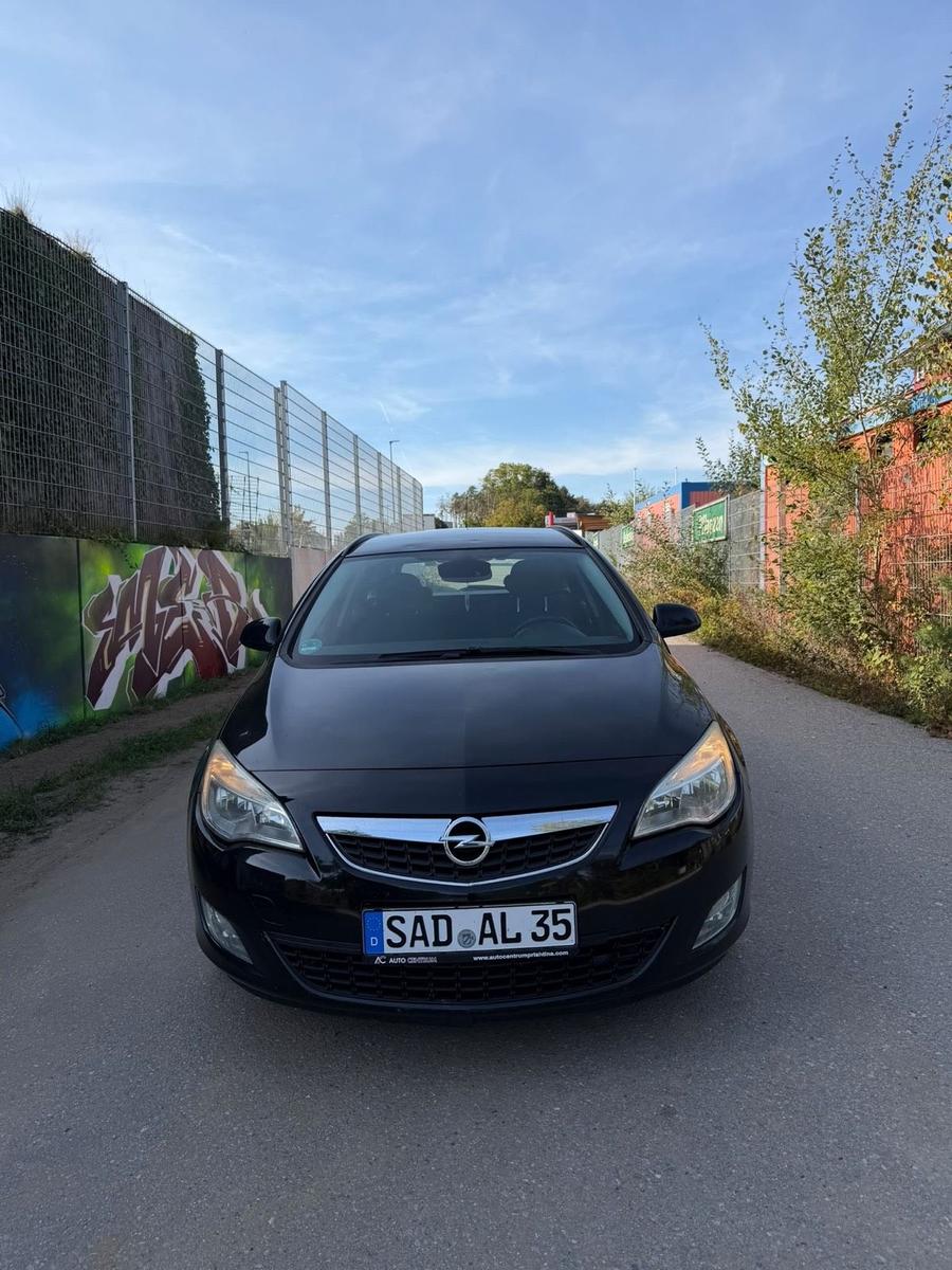 Opel Astra 2011 — interior