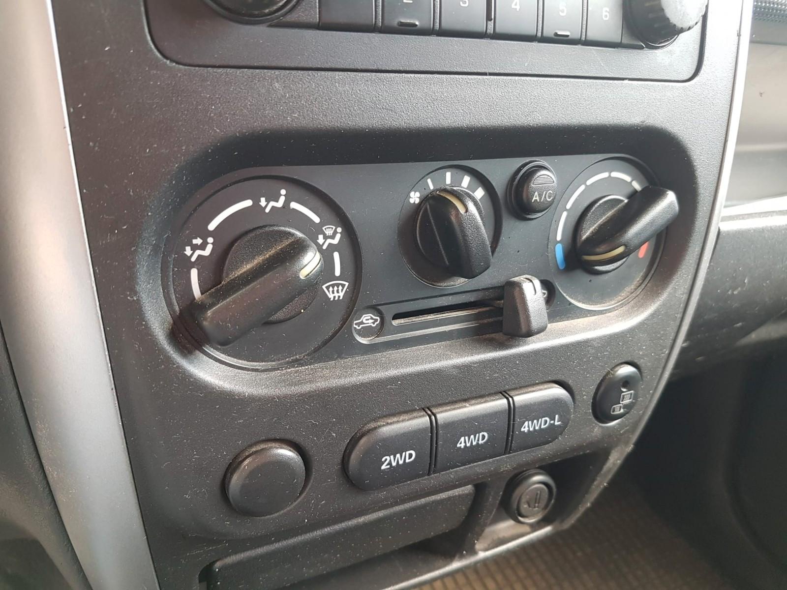 SUZUKI JIMNY 1.3 86 ch - 4X4 - BVM - ATTELAGE - CLIMATISATION