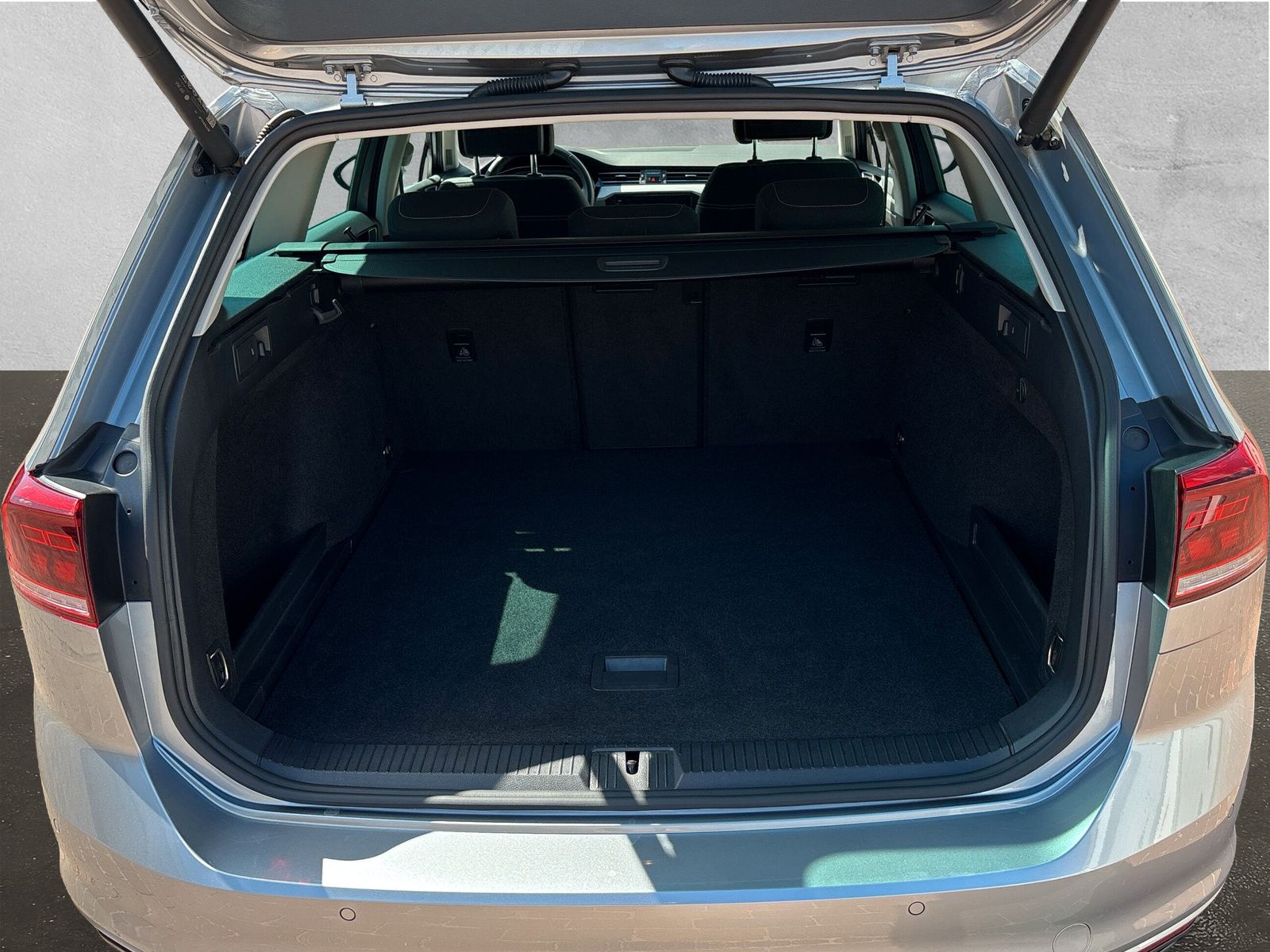 Fahrzeugabbildung Volkswagen Passat Variant Business 1.5 TSI DSG RFK App-Conn