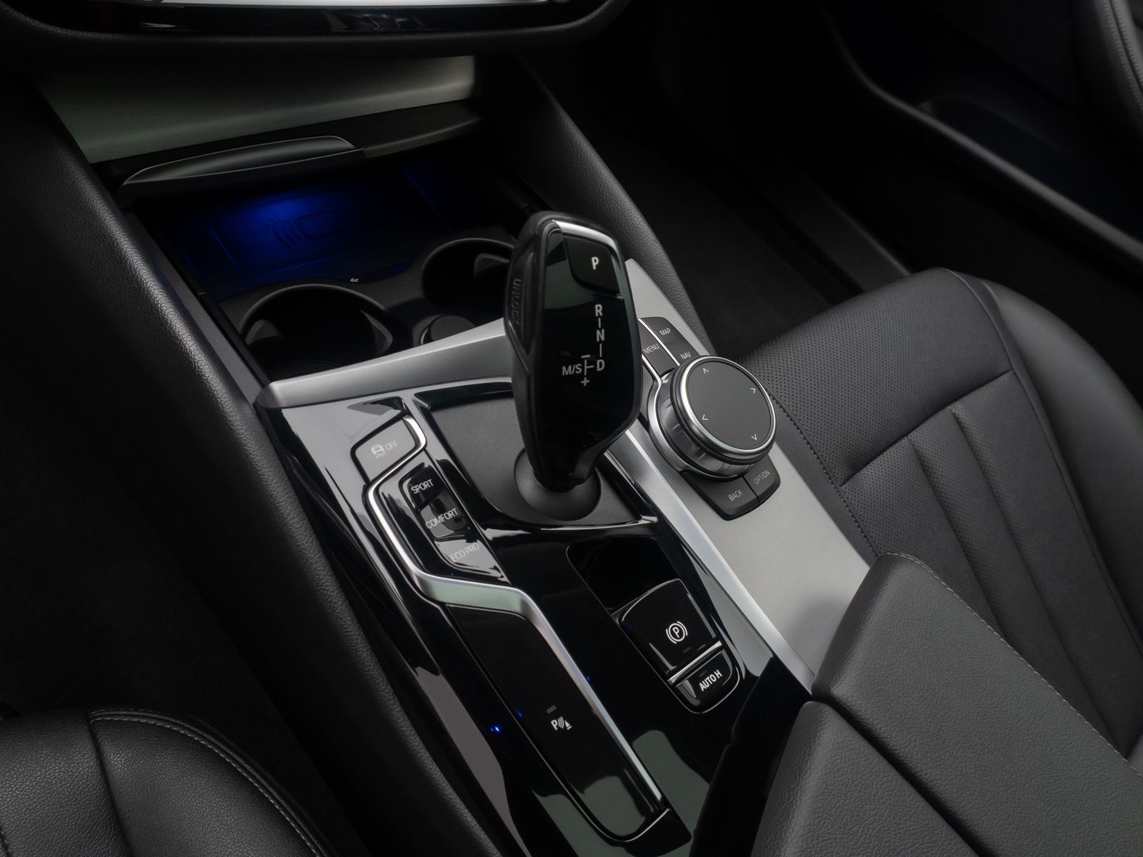 Fahrzeugabbildung BMW 520d xD DAB HUD Kamera Alarm Panoram Leder Sport