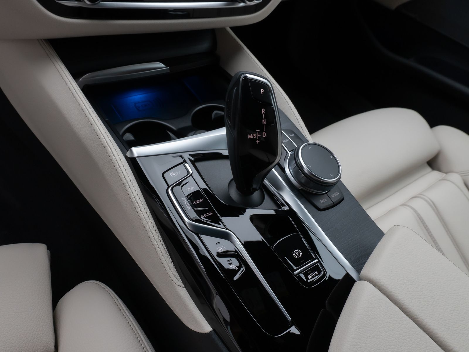 Fahrzeugabbildung BMW 530e M Sport Kamera Laser HUD DAB H/K Alarm 19"