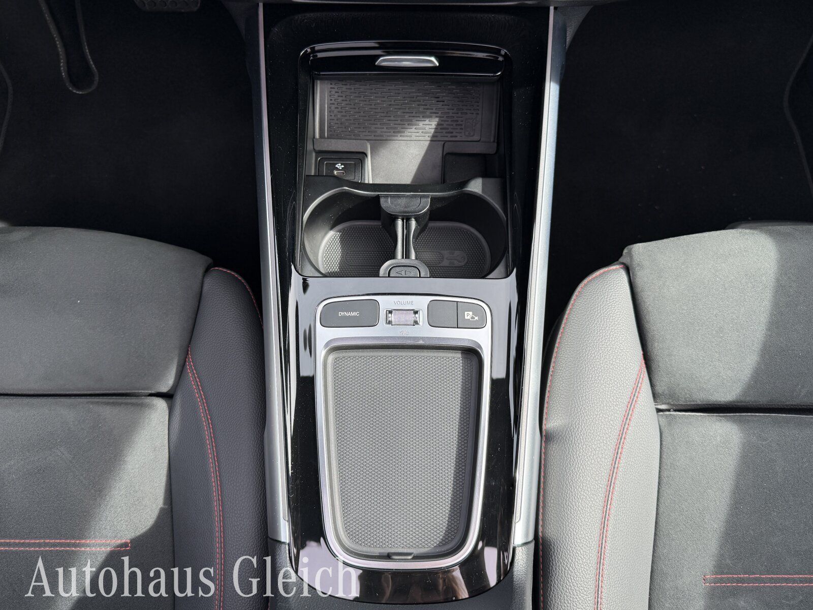 Fahrzeugabbildung Mercedes-Benz GLB 250 4Matic AMG Line (EURO 6e) Navi/Pano.-Dac