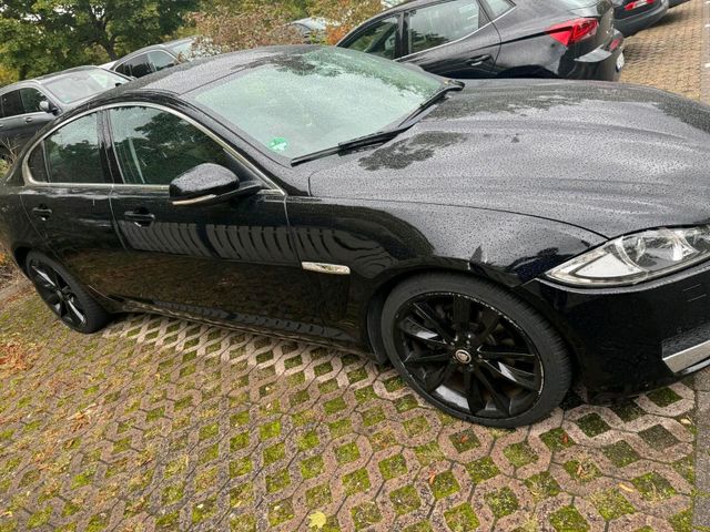 Jaguar XF schwarz