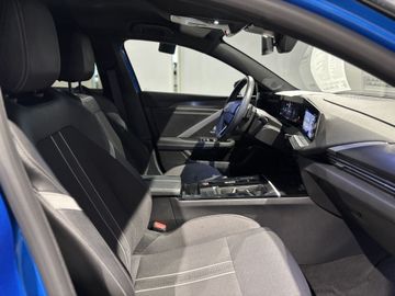 Fotografie 6 des Opel Astra Sports Tourer 1.2 Turbo Automatik GS