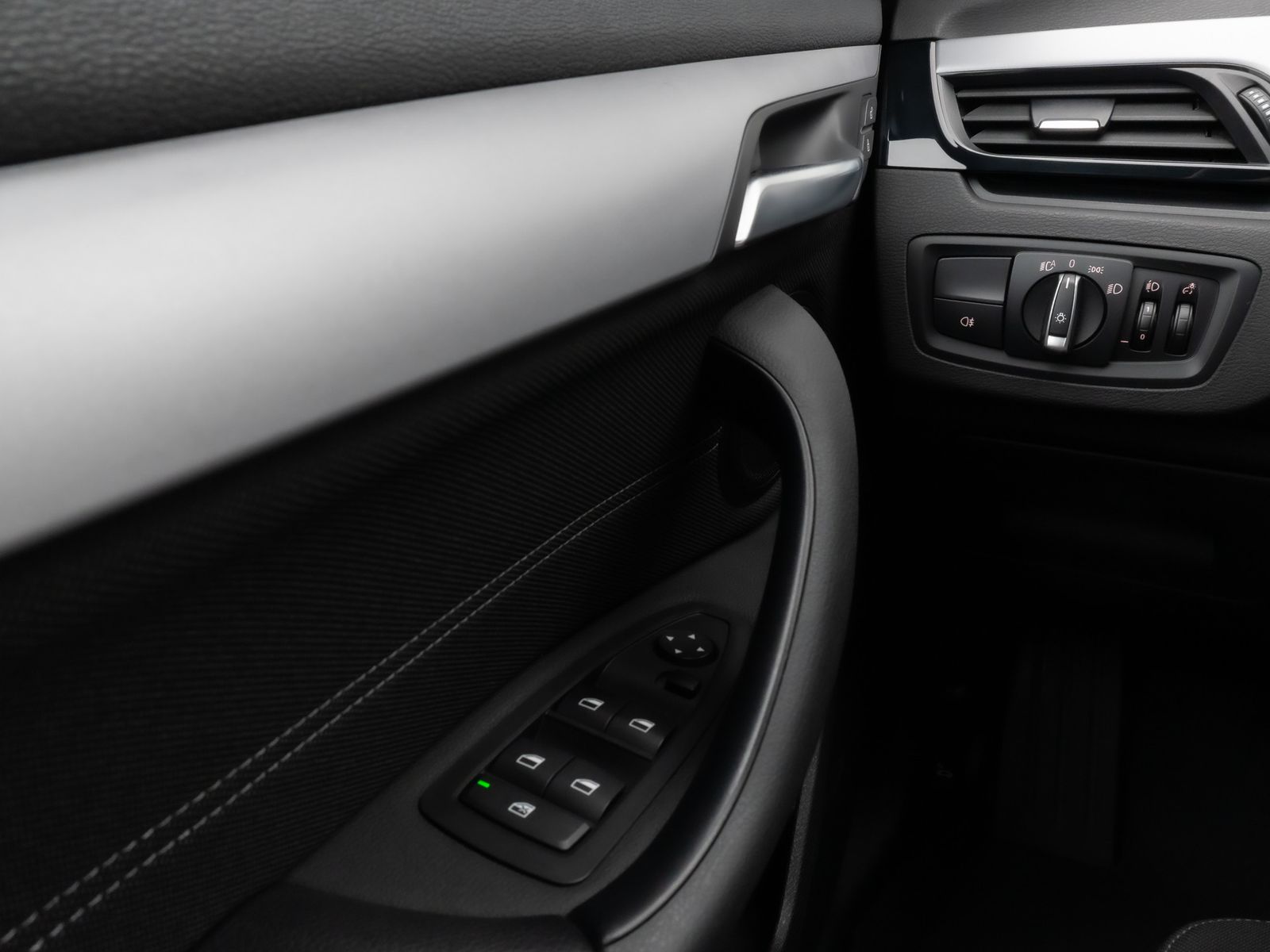 Fahrzeugabbildung BMW X1 sD18i Parkassistent DAB Sportsitz LED 18Zoll