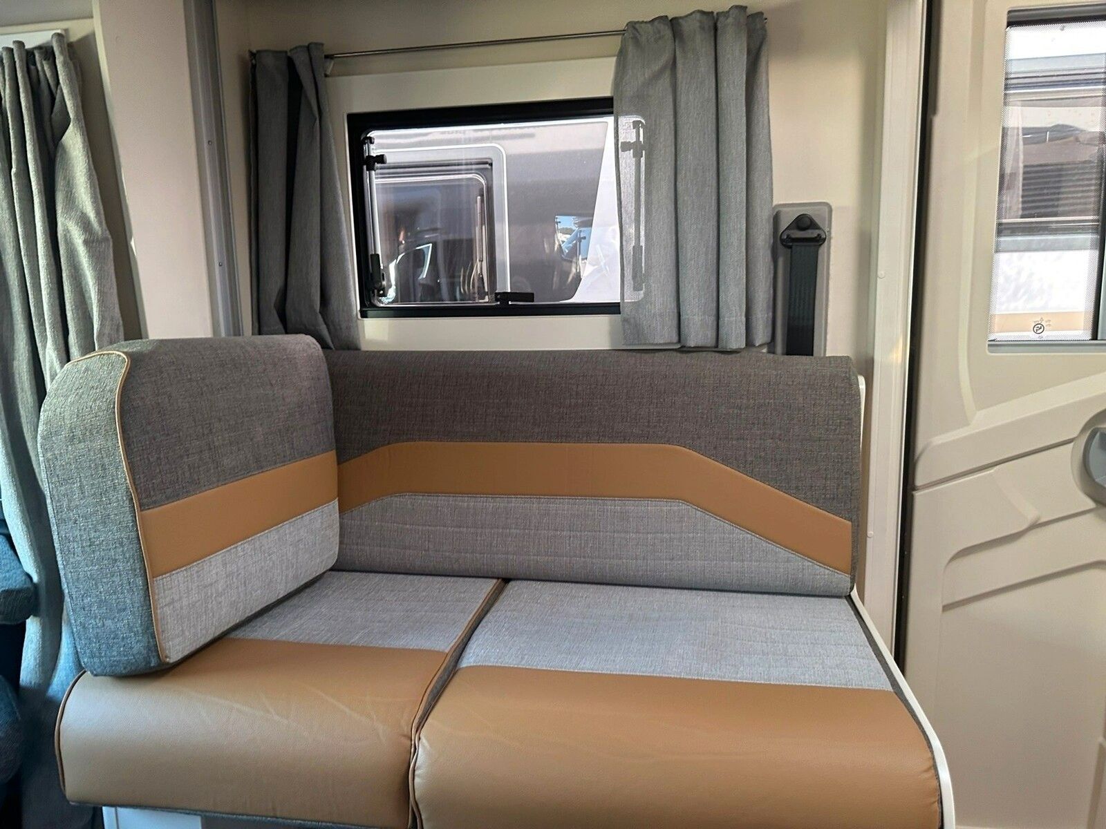 Fahrzeugabbildung Ahorn Camp T 640 Plus TV,Hubbett,Fahrradträger,Markise