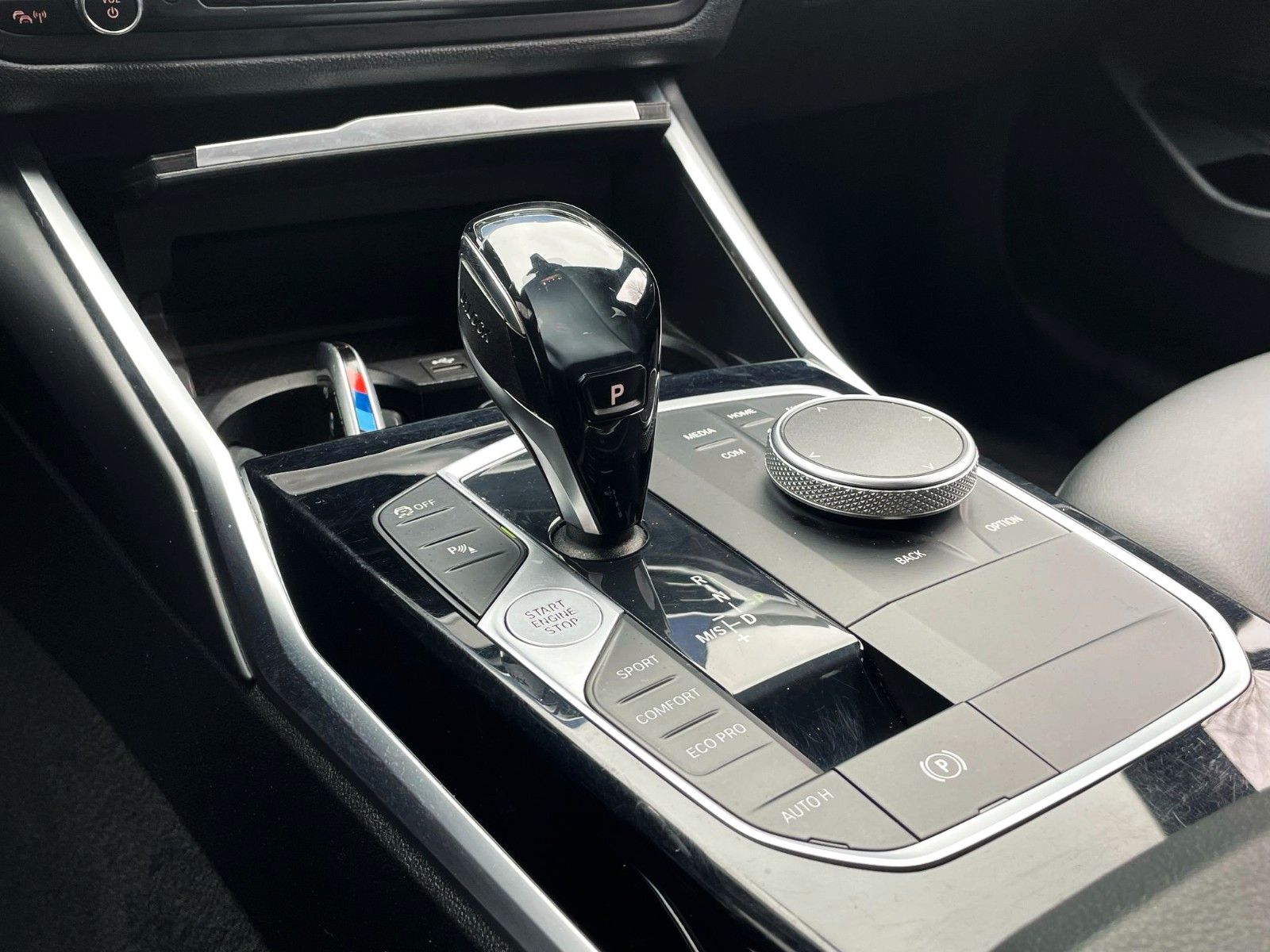 Fahrzeugabbildung BMW 320d M SPORT SAG tLEDER NAVI HiFi LIVE COCPIT+
