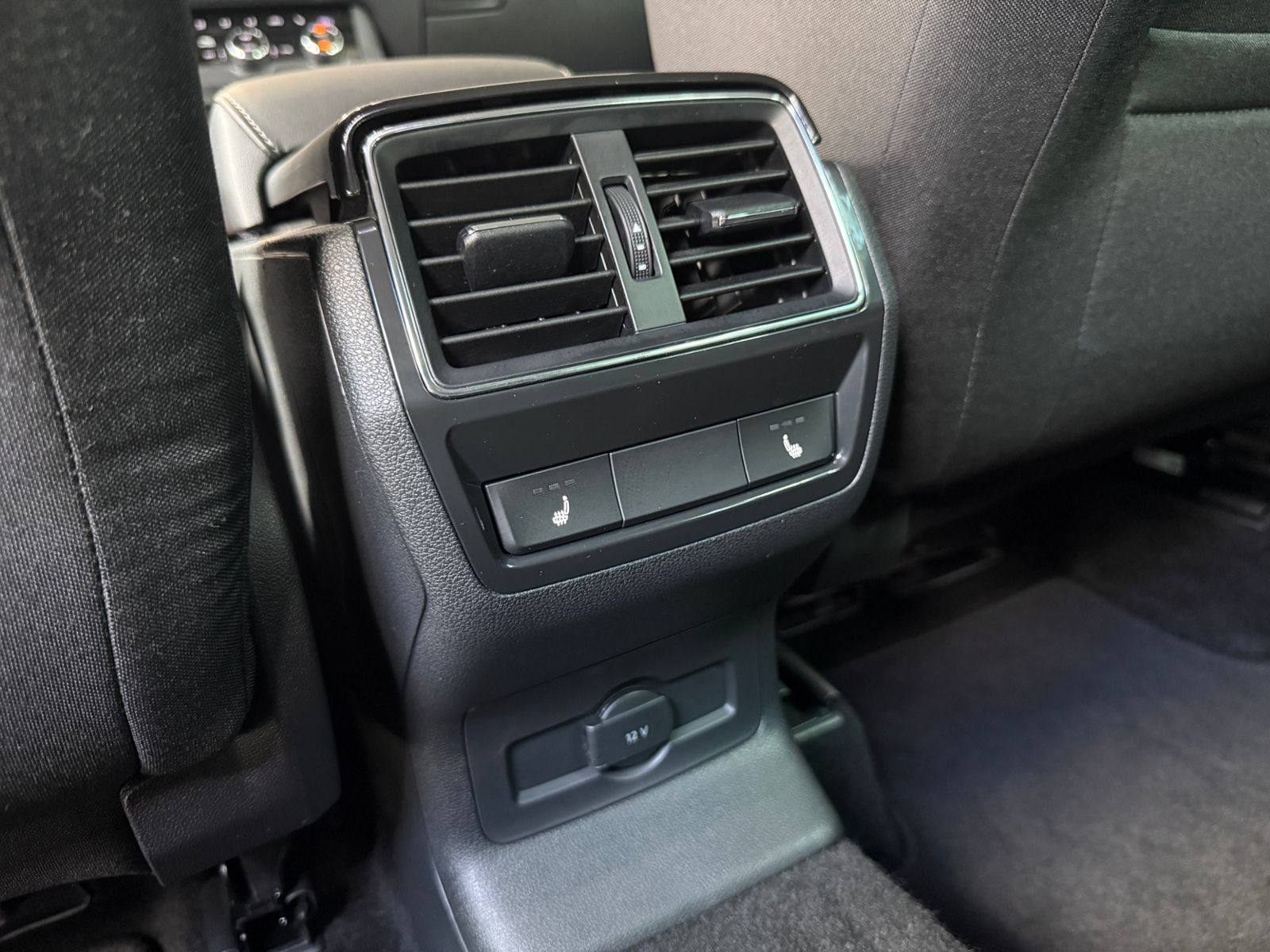 Fahrzeugabbildung SKODA KAROQ 1.5 TSI DSG AHK AMB LED NAVI