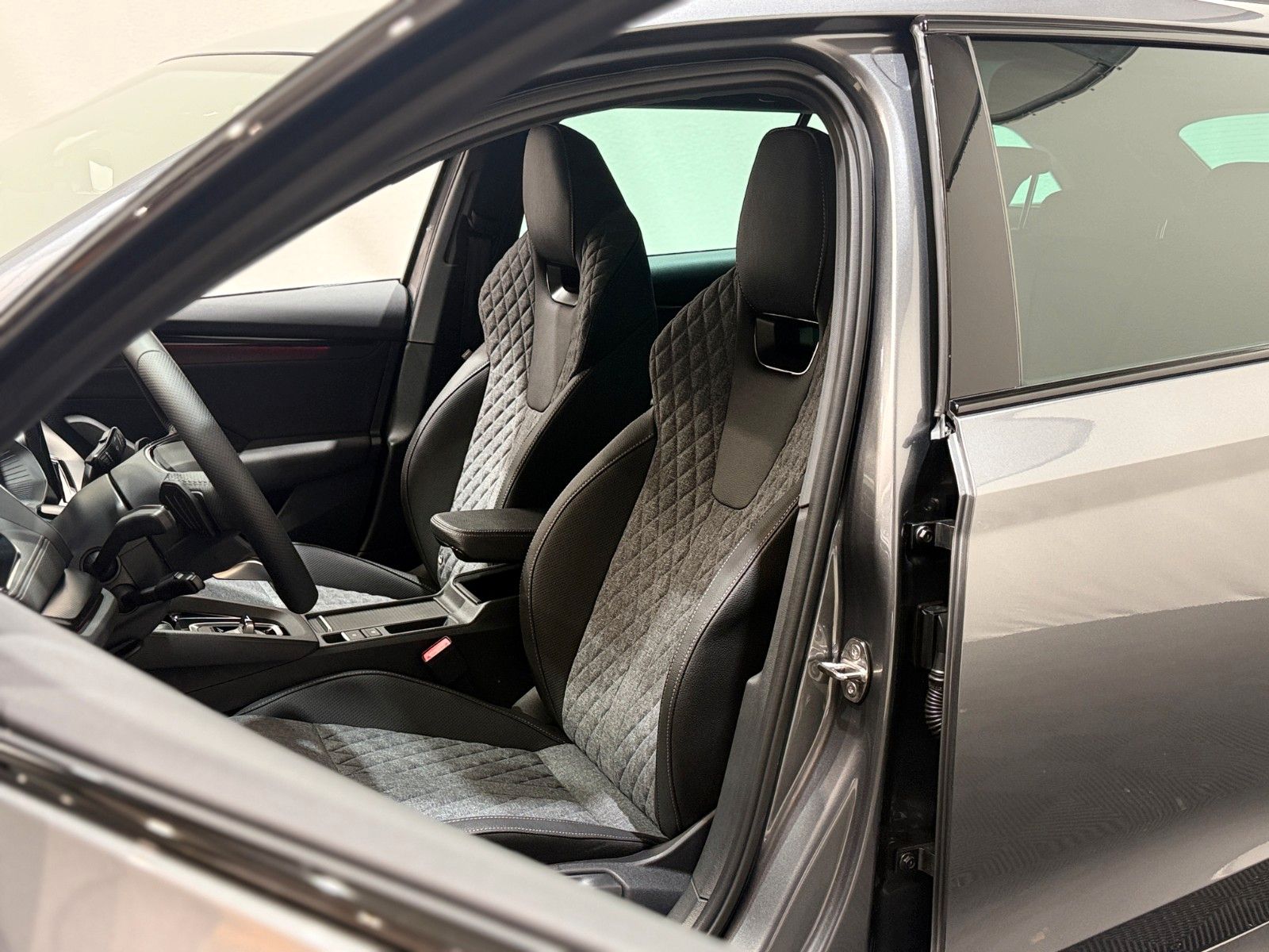 Fahrzeugabbildung SKODA Octavia Combi 2.0 TDI Sportline Infot. Paket