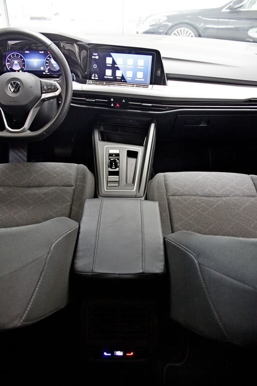 Volkswagen Golf VIII 1.0 TSI DSG Life NAVI LED ACC SITZHZG