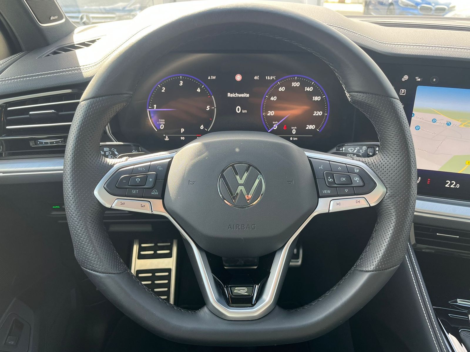 Fahrzeugabbildung Volkswagen Touareg 3.0TDI 4M R-Line VOLL Black 22" UPE 114T