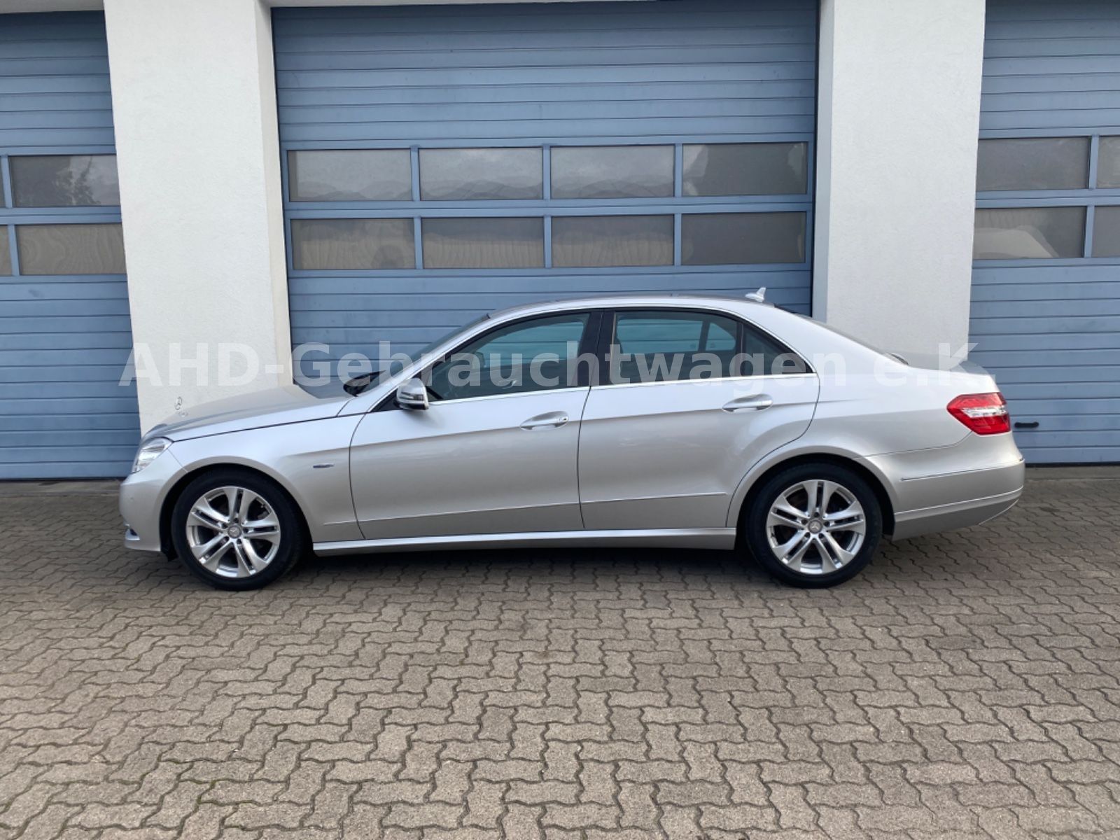 Fahrzeugabbildung Mercedes-Benz E 220 CDI BlueEfficiency  Avantgarde