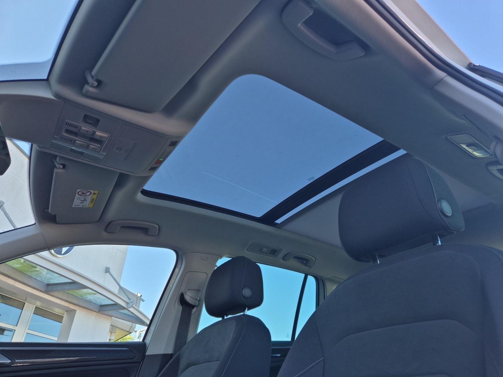 Fahrzeugabbildung Volkswagen Tiguan TDI Elegance DSG 4M Matrix AID Pano ACC P