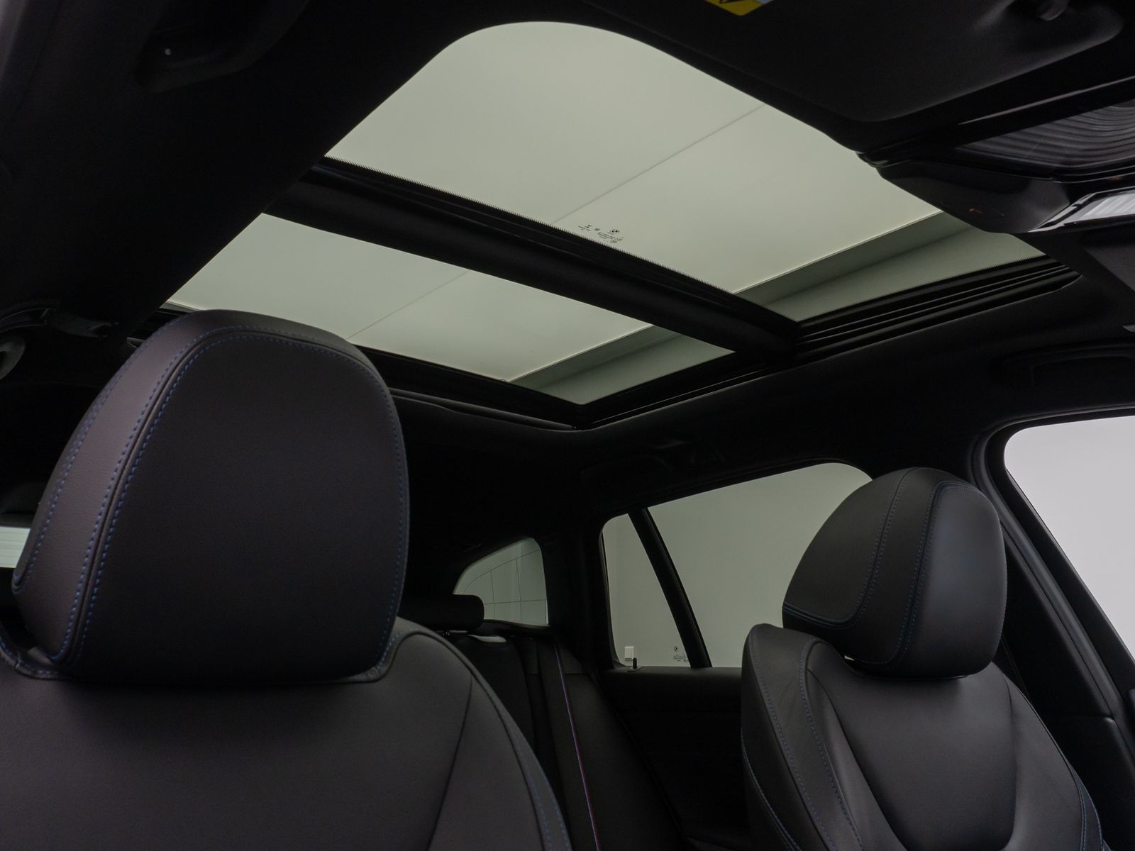 Fahrzeugabbildung BMW 330e xD M Sport Pro Panorama Kamera HUD DAB H/K