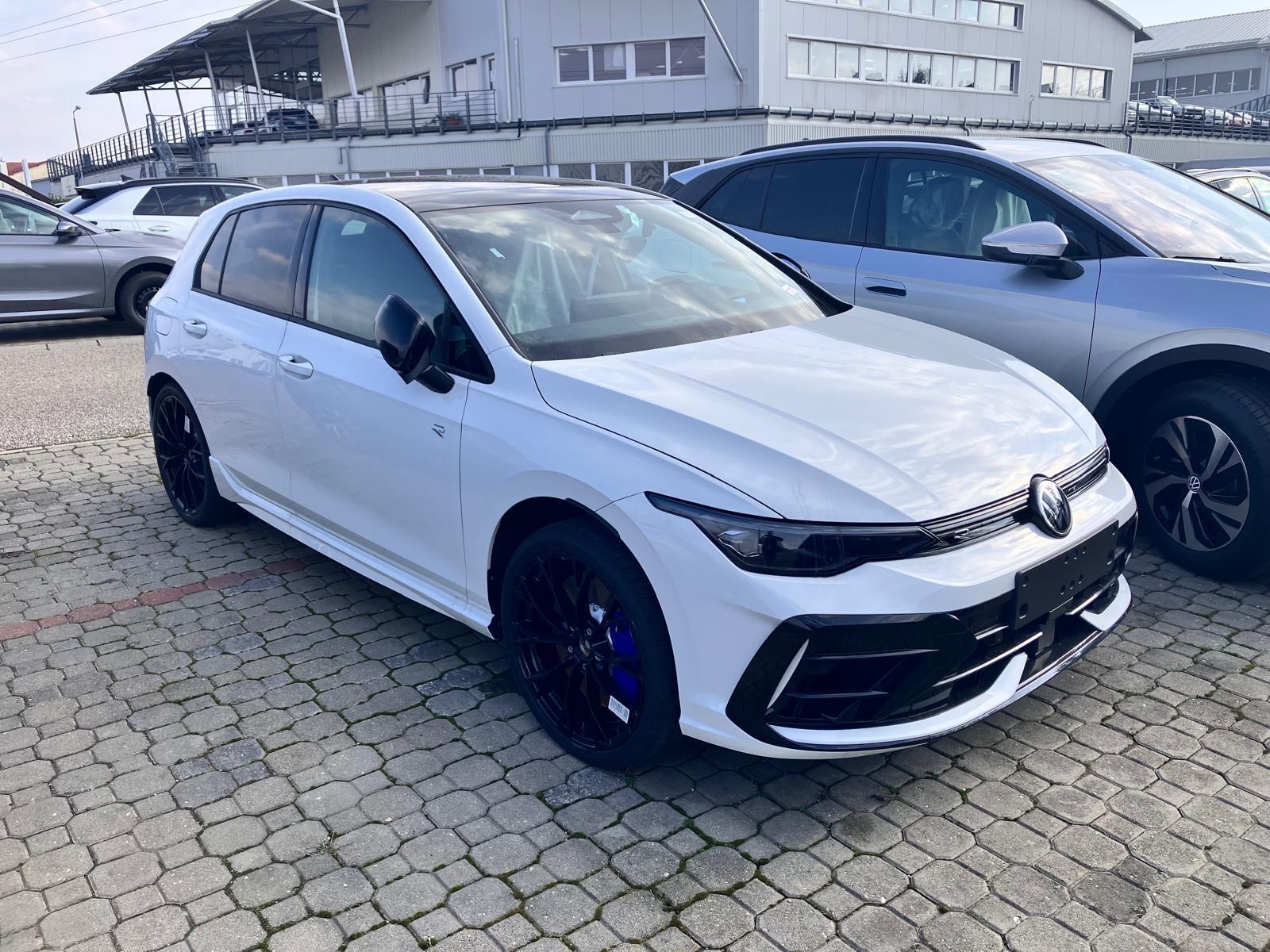 Volkswagen Golf 2.0 TSI 4MOT. DSG R+Pano+AHK+Akrapovic