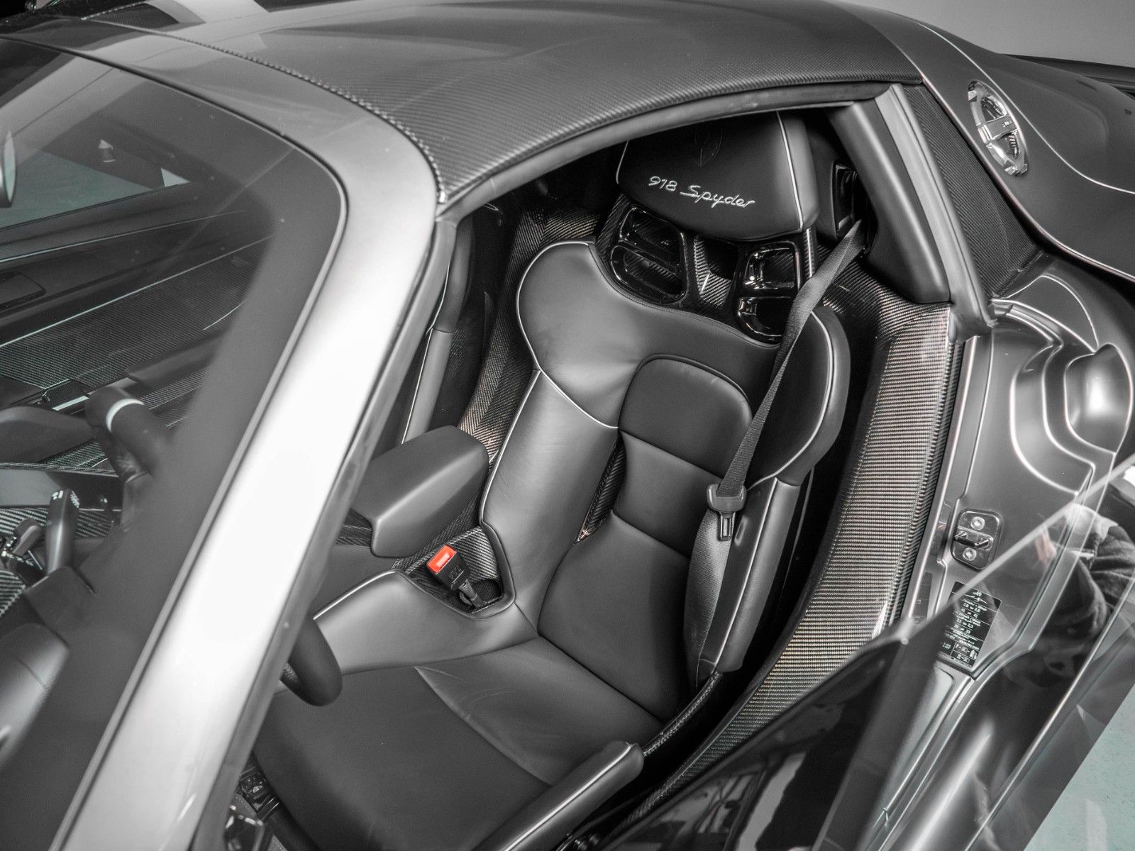 Porsche 918 Spyder LIQUID  METAL SILBER 1. Hand 10