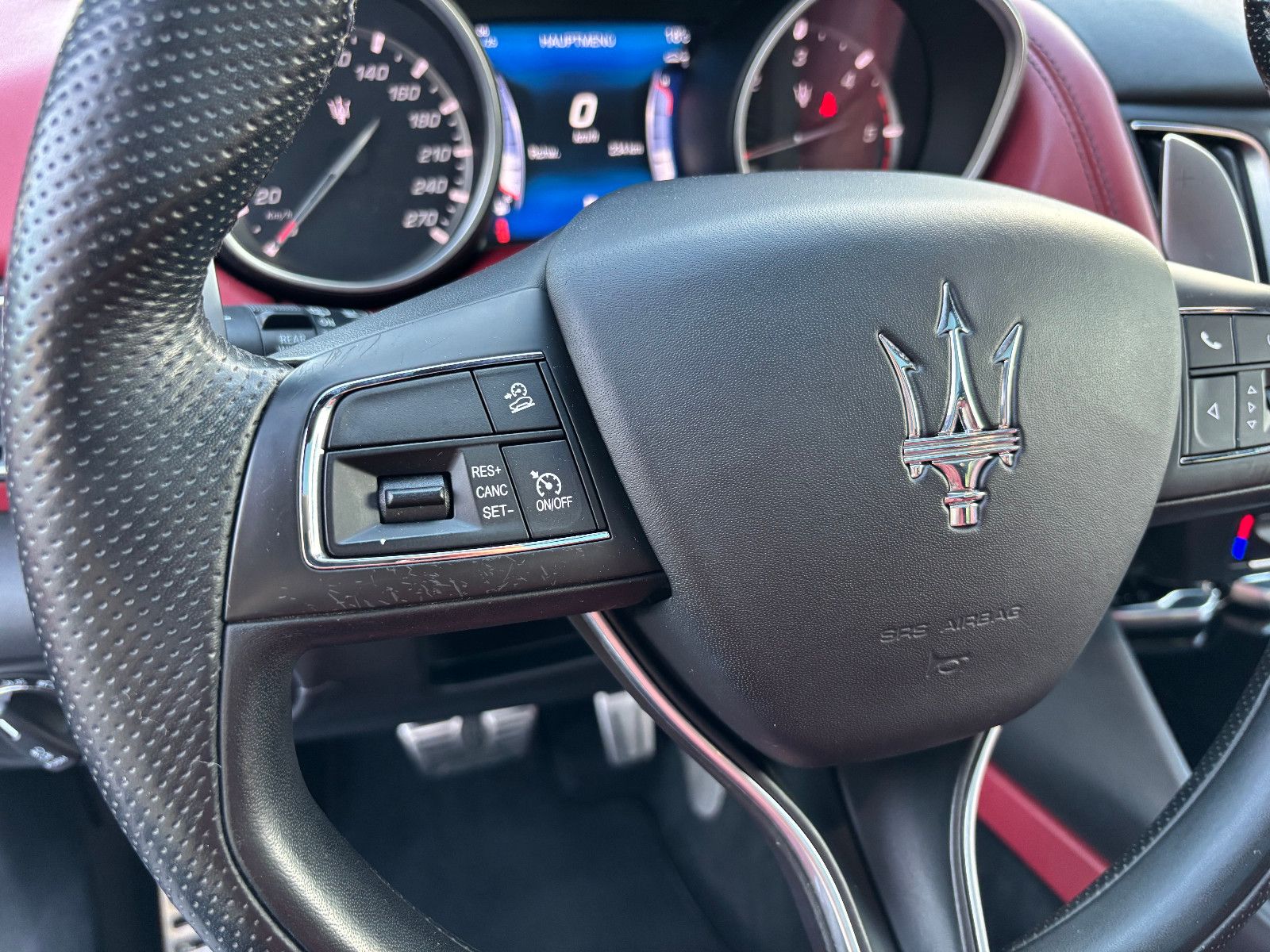 Fahrzeugabbildung Maserati Levante/EXCLUSIVE/RED/360'KAM/PANO/HARMAN-KARDON