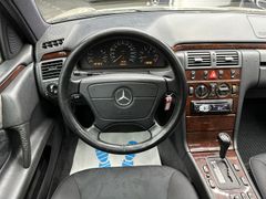 Fahrzeugabbildung Mercedes-Benz E 230 Elegance / Automatik Schiebedach Tempomat