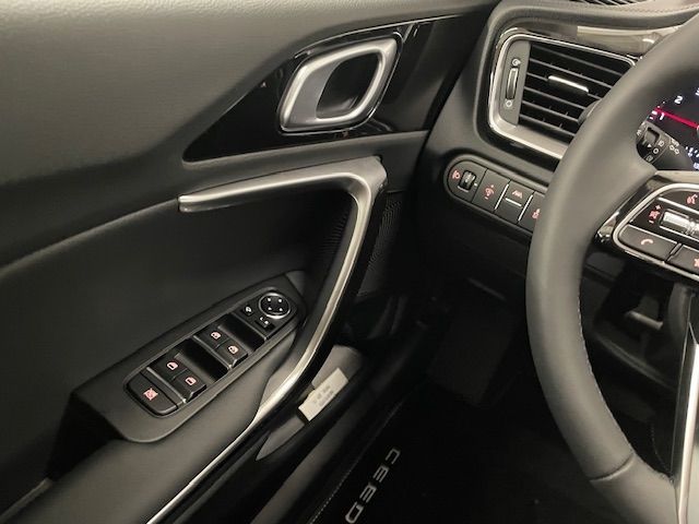 Fahrzeugabbildung Kia Ceed Ultimate Tempomat VerkehrszeichenERK Navi