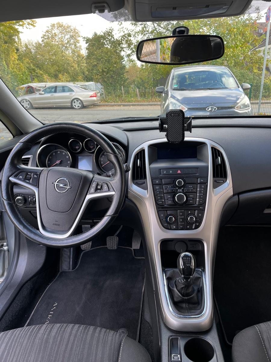 Opel Astra 2011 — photo 7