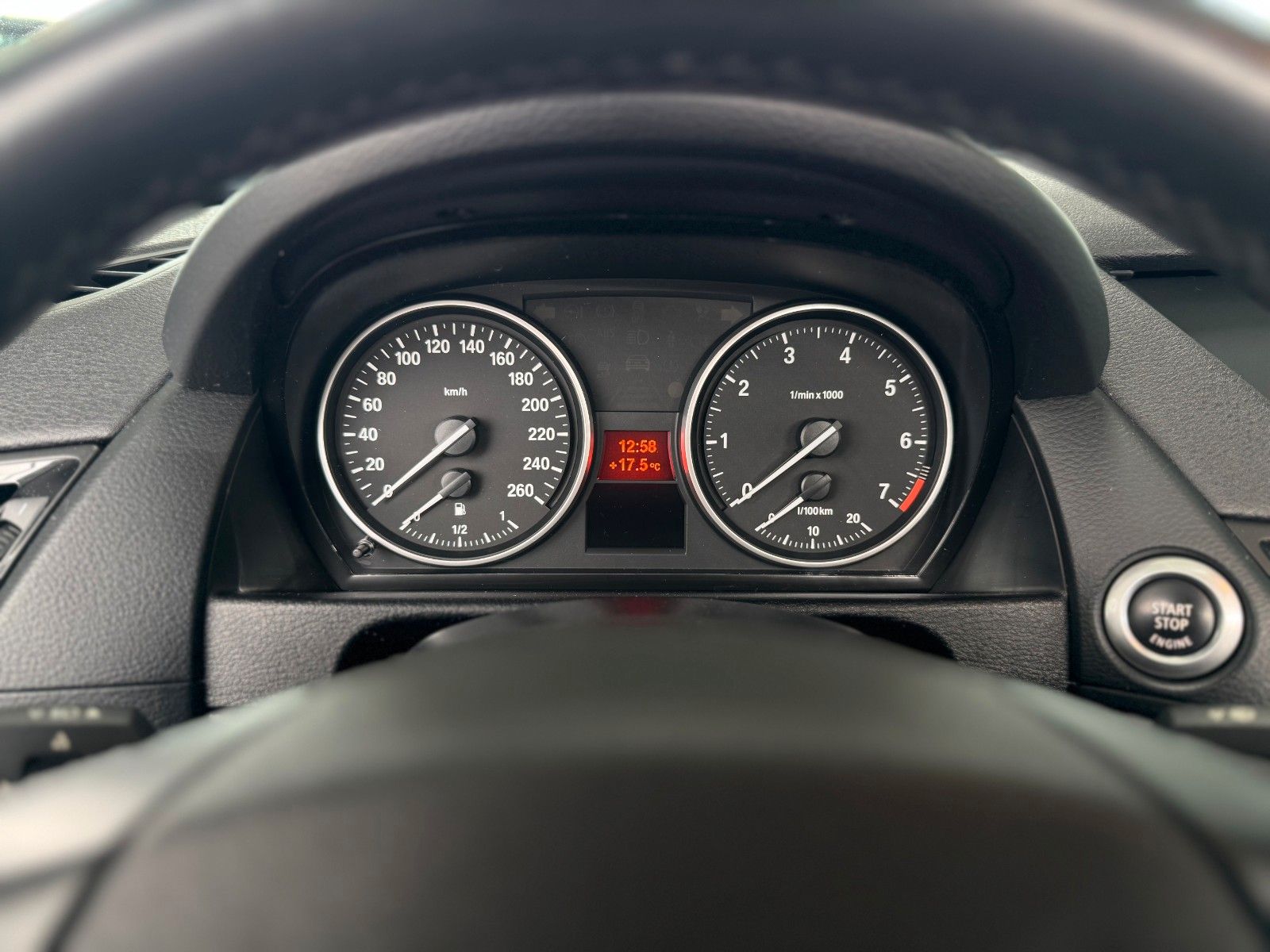 Fahrzeugabbildung BMW X1 18i sDrive GARANTIE/PDC/KLIMA/SZH/TEMPO/XENON