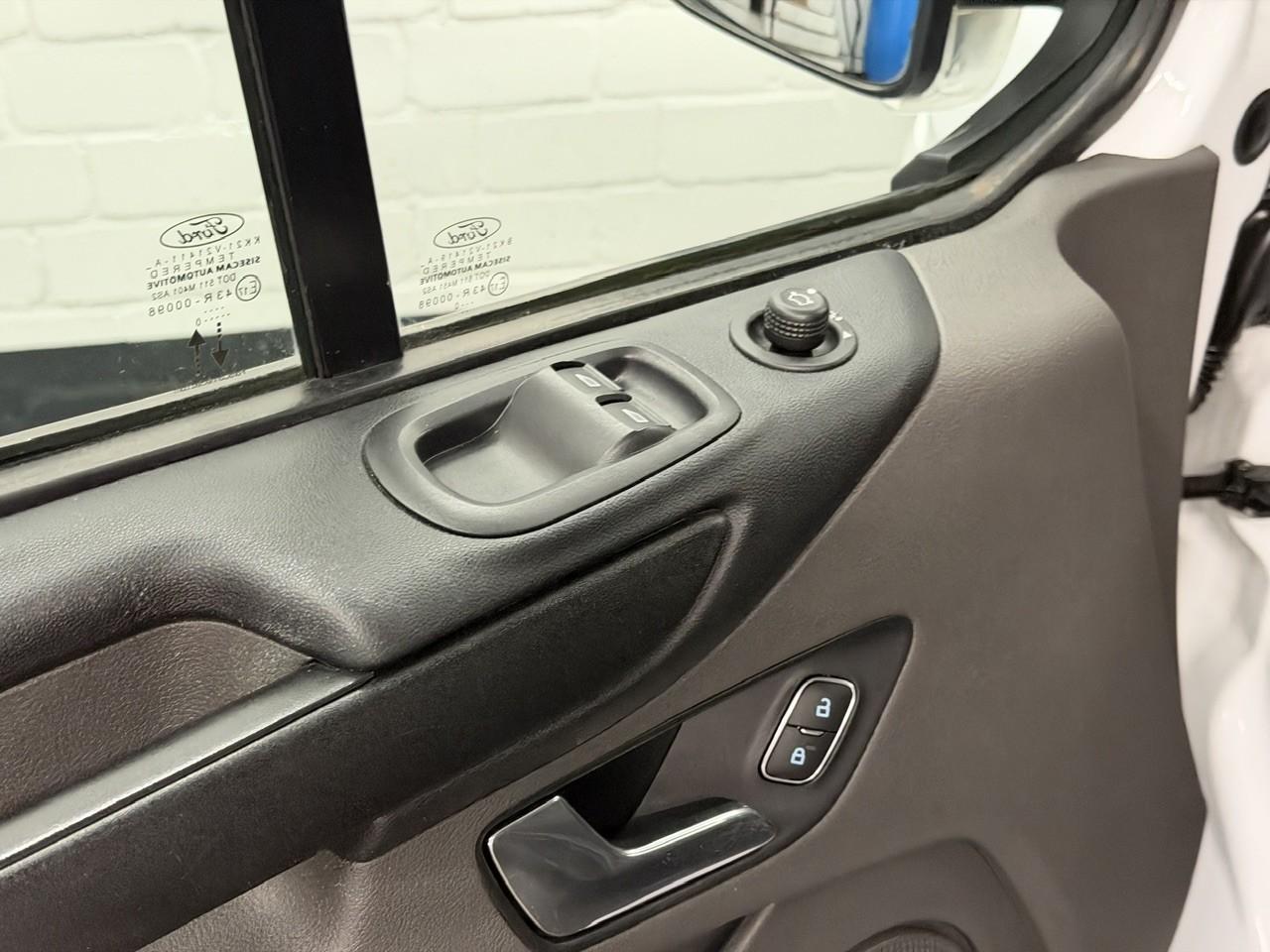 Ford Transit Custom 300 L1H1 DoKa /ACC/RFK/ 6- SITZER