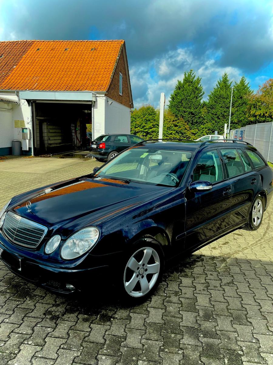 Mercedes-Benz E220 2006 — вигляд ззаду