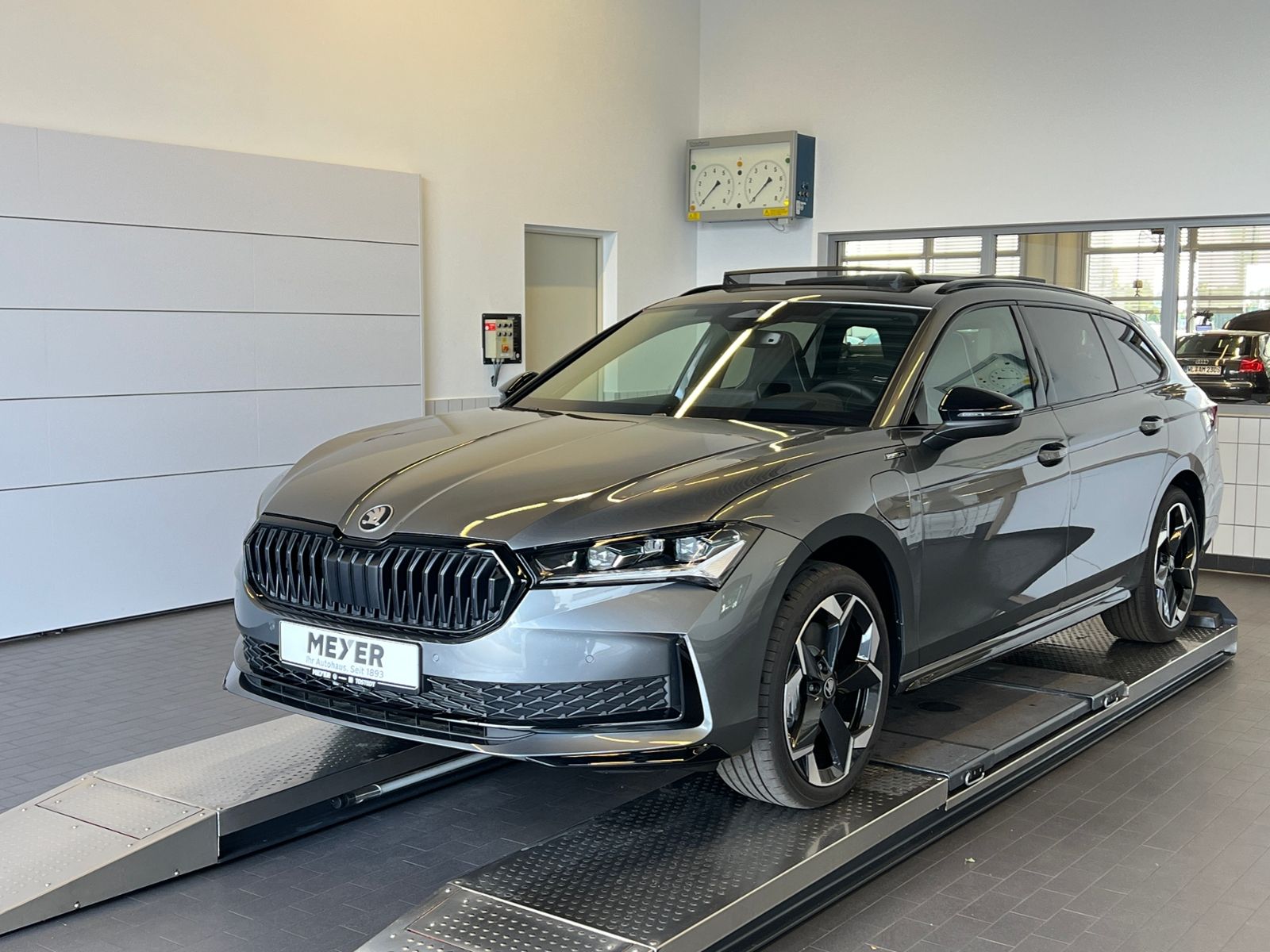 Fahrzeugabbildung SKODA Superb Combi  Sportline 1.5 TSI IV DSG *AHK,Navi