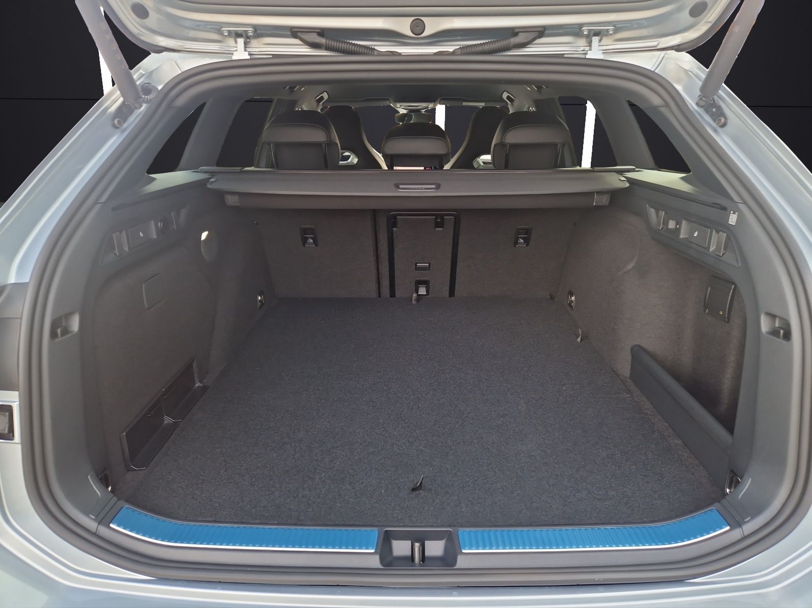 Fahrzeugabbildung Volkswagen Passat eHybrid R-Line Matrix AHK