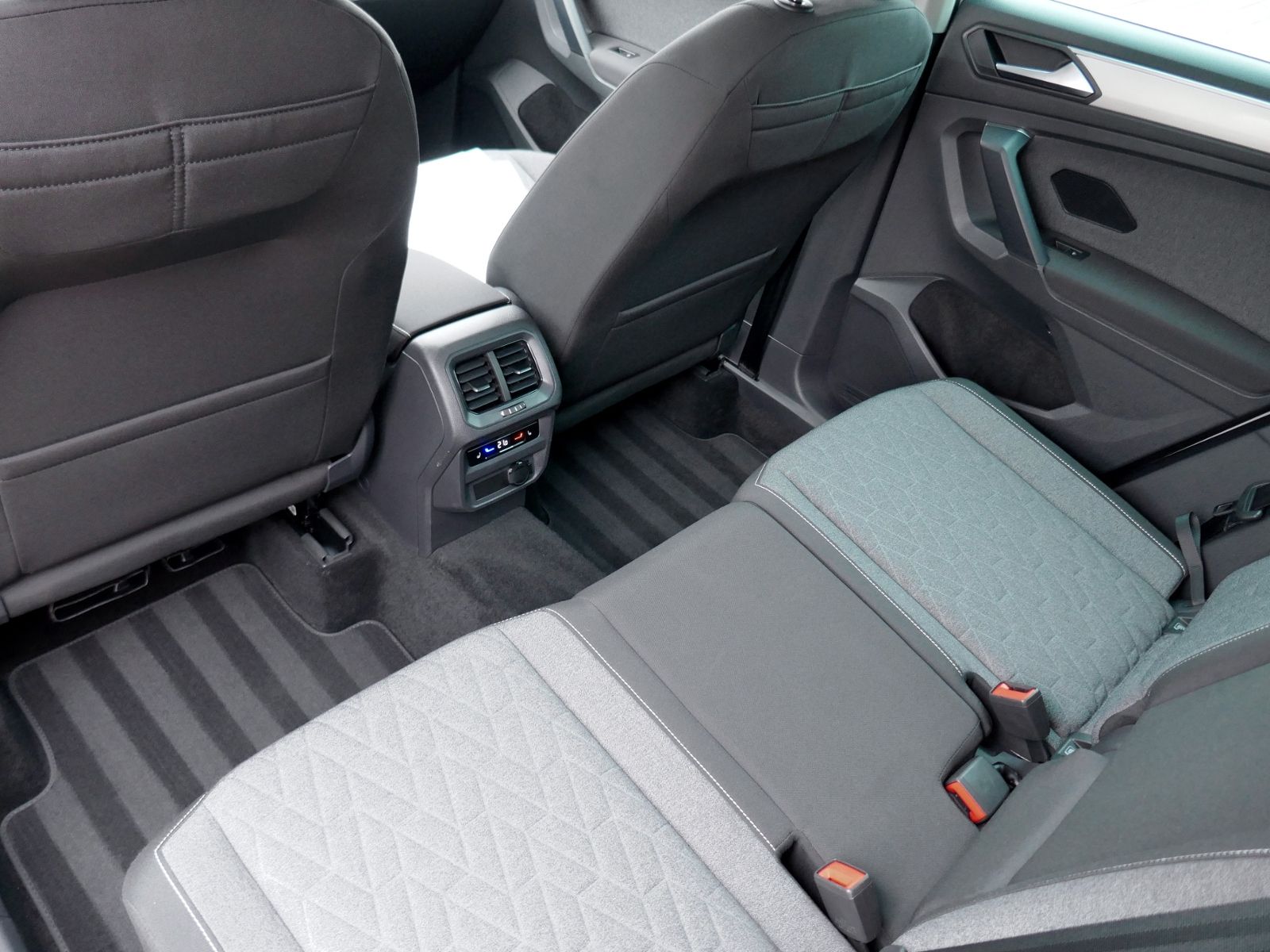 Fahrzeugabbildung Volkswagen Tiguan Move 1.5 TSI DSG | LED RFK ACC Navi