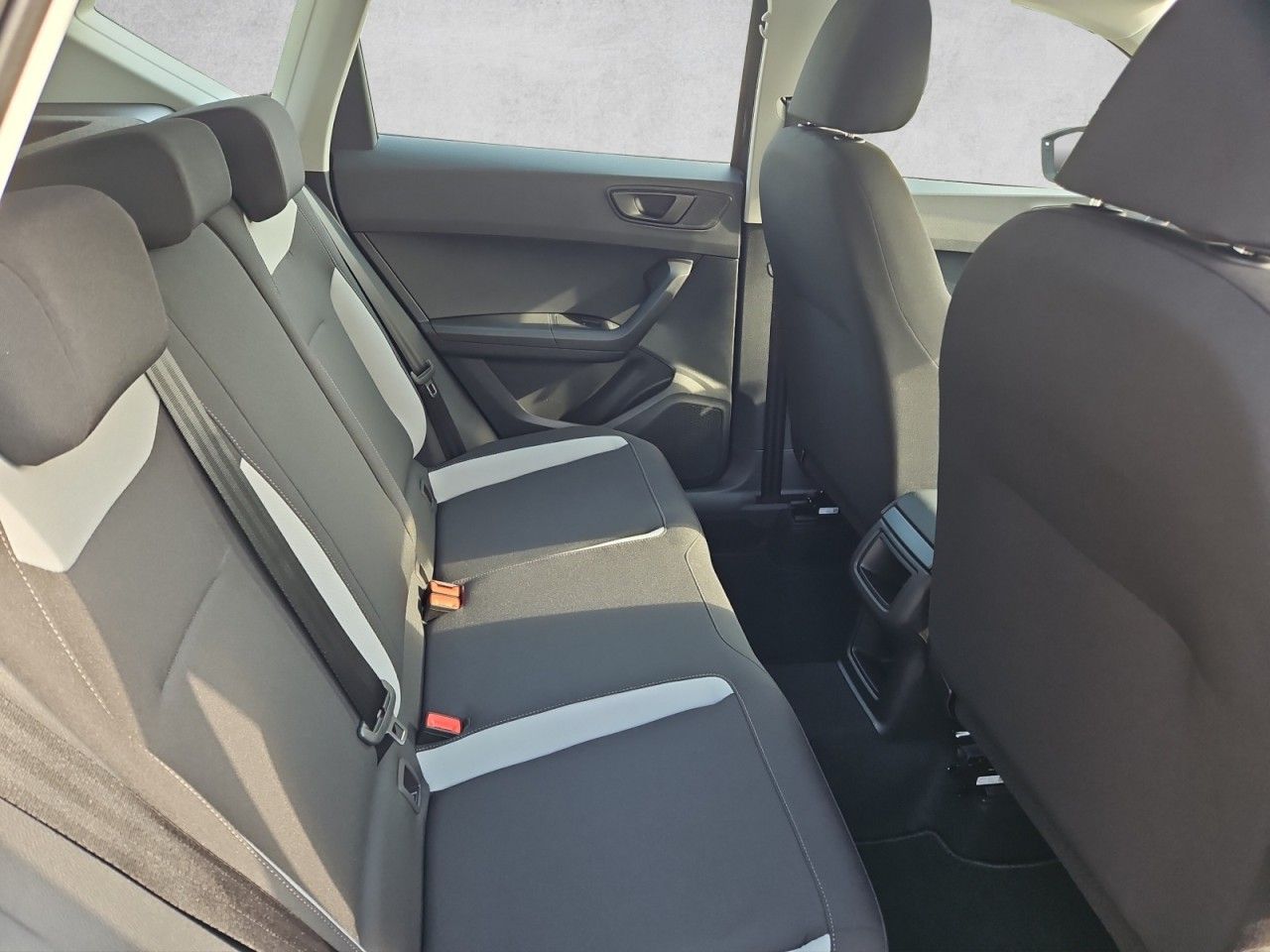 Fahrzeugabbildung SEAT Ateca Reference Edition - 5 Jahre Garantie uvm.
