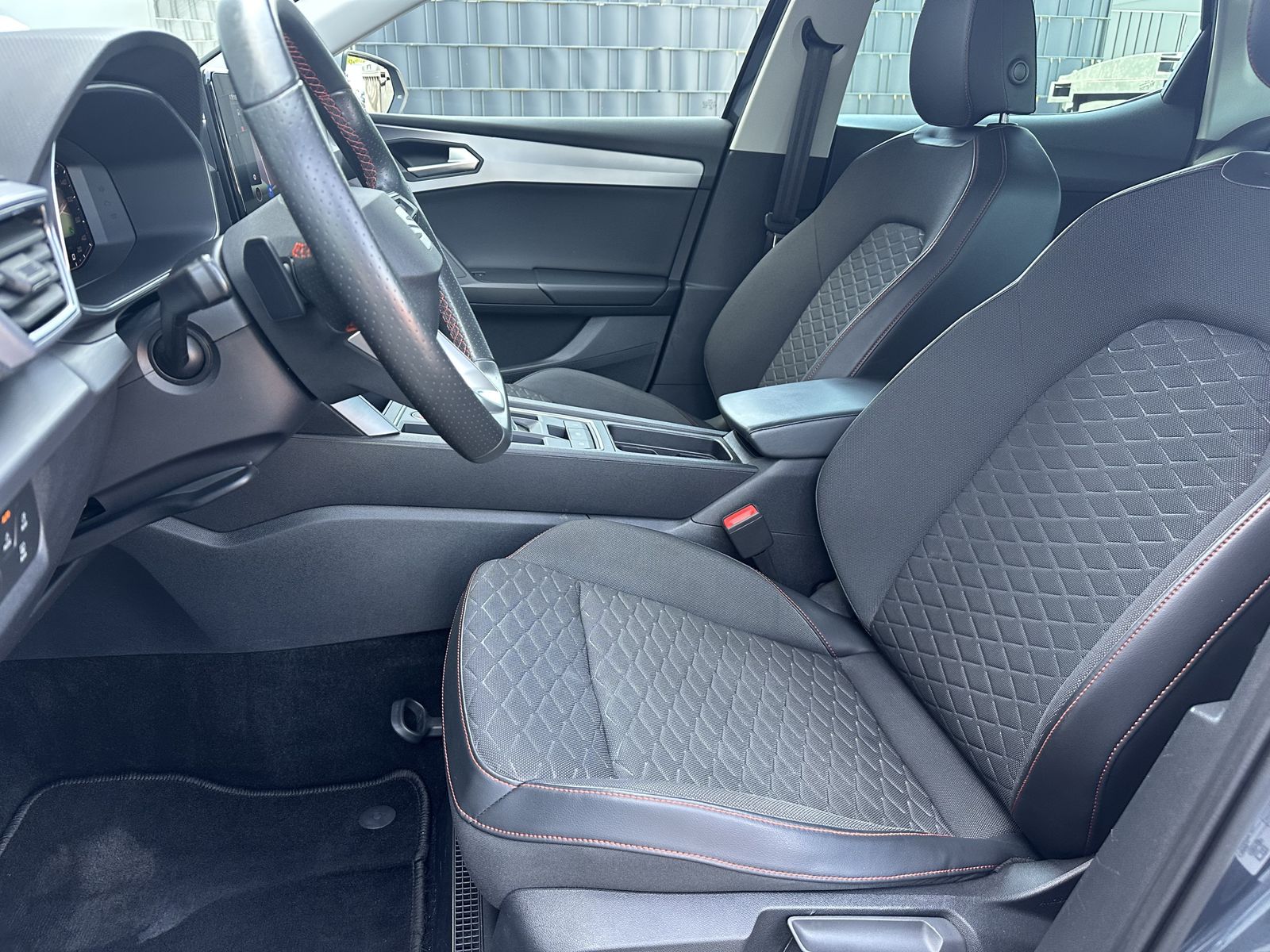 Fahrzeugabbildung SEAT Leon 1.5 eTSI DSG FR NAV+LED+KAMERA+18ZO+LHZ+VC