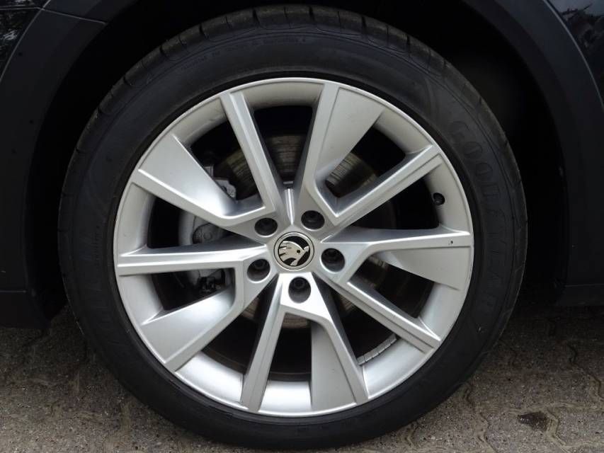 Fahrzeugabbildung SKODA Superb Combi 2,0 TDI 4*4 DSG Scout AHK