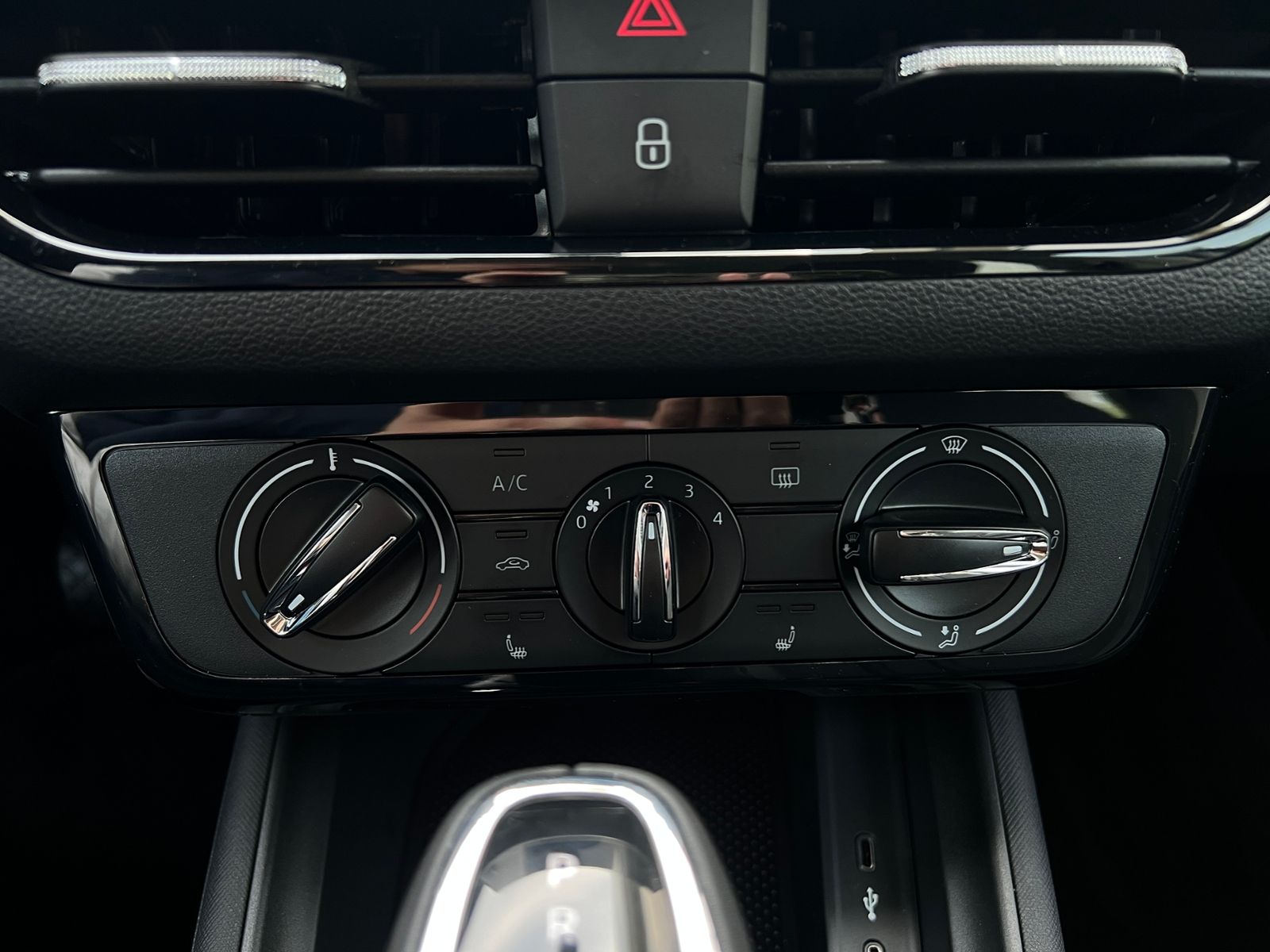 Fahrzeugabbildung SKODA Kamiq Essence 1.0 TSI DSG *Vorb. AHK, LED, Sitzh